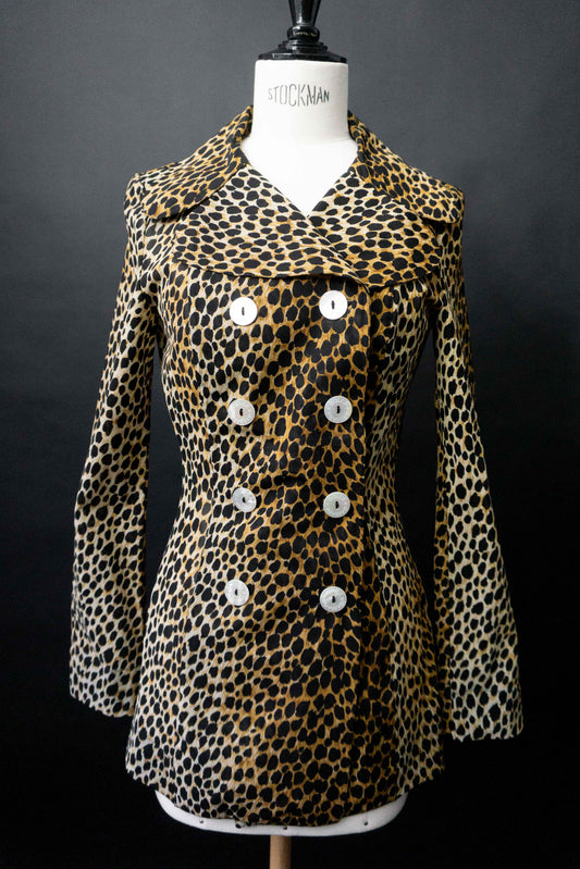 Vintage Dolce & Gabbana Leopard Blazer aus den 90ern mit Perlmutt-Logoknöpfen und taillierter Silhouette
