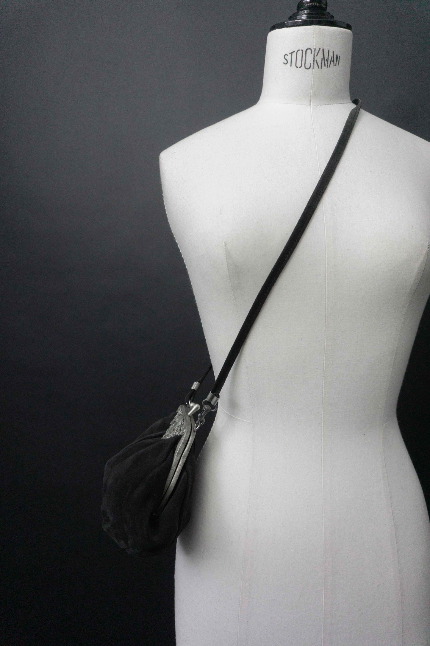 Vintage Umhängetasche Wildleder Goth theplaincircle vintage