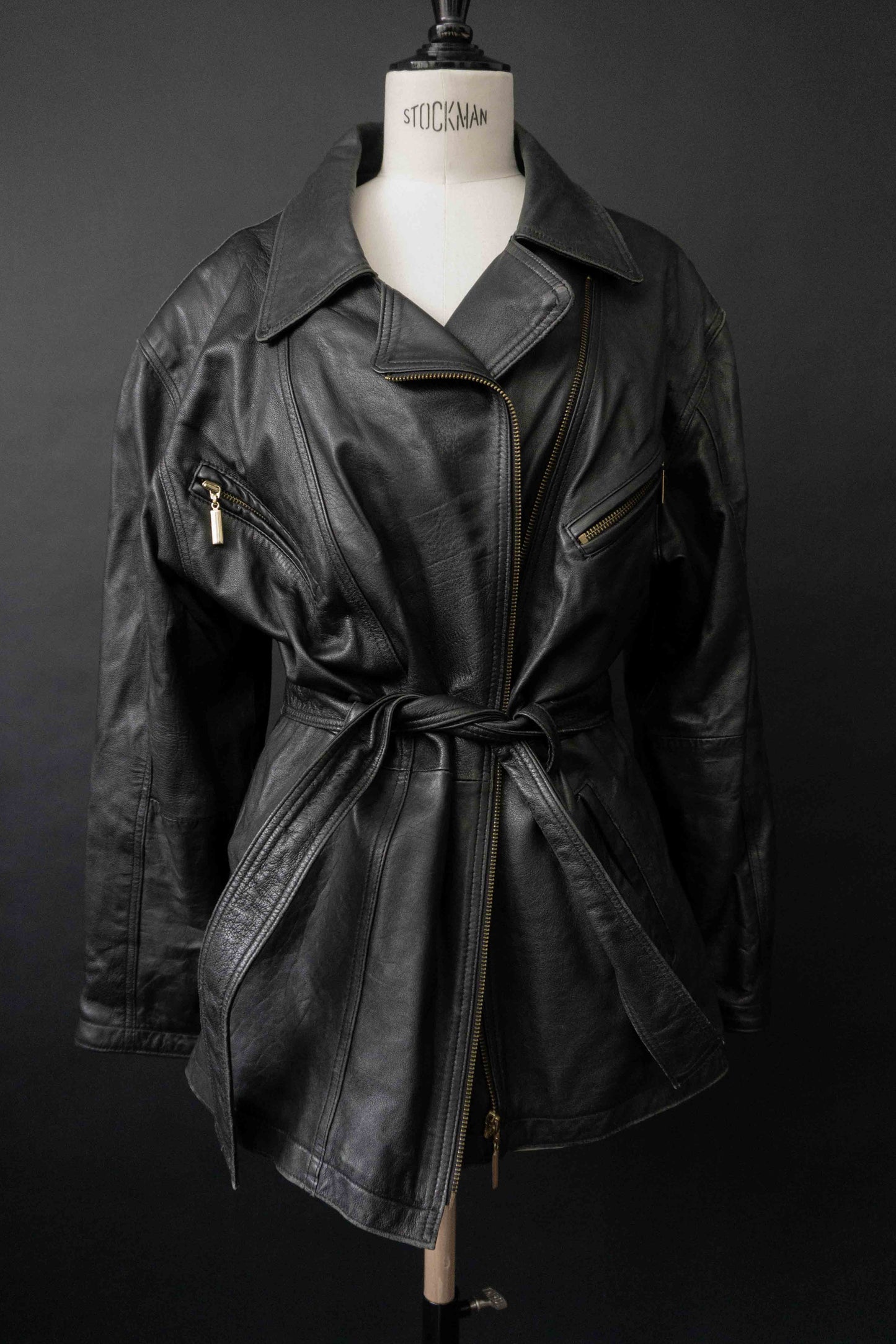 Schwarze taillierte Vintage Echtlederjacke mit Gürtel und goldenen Reißverschlüssen 