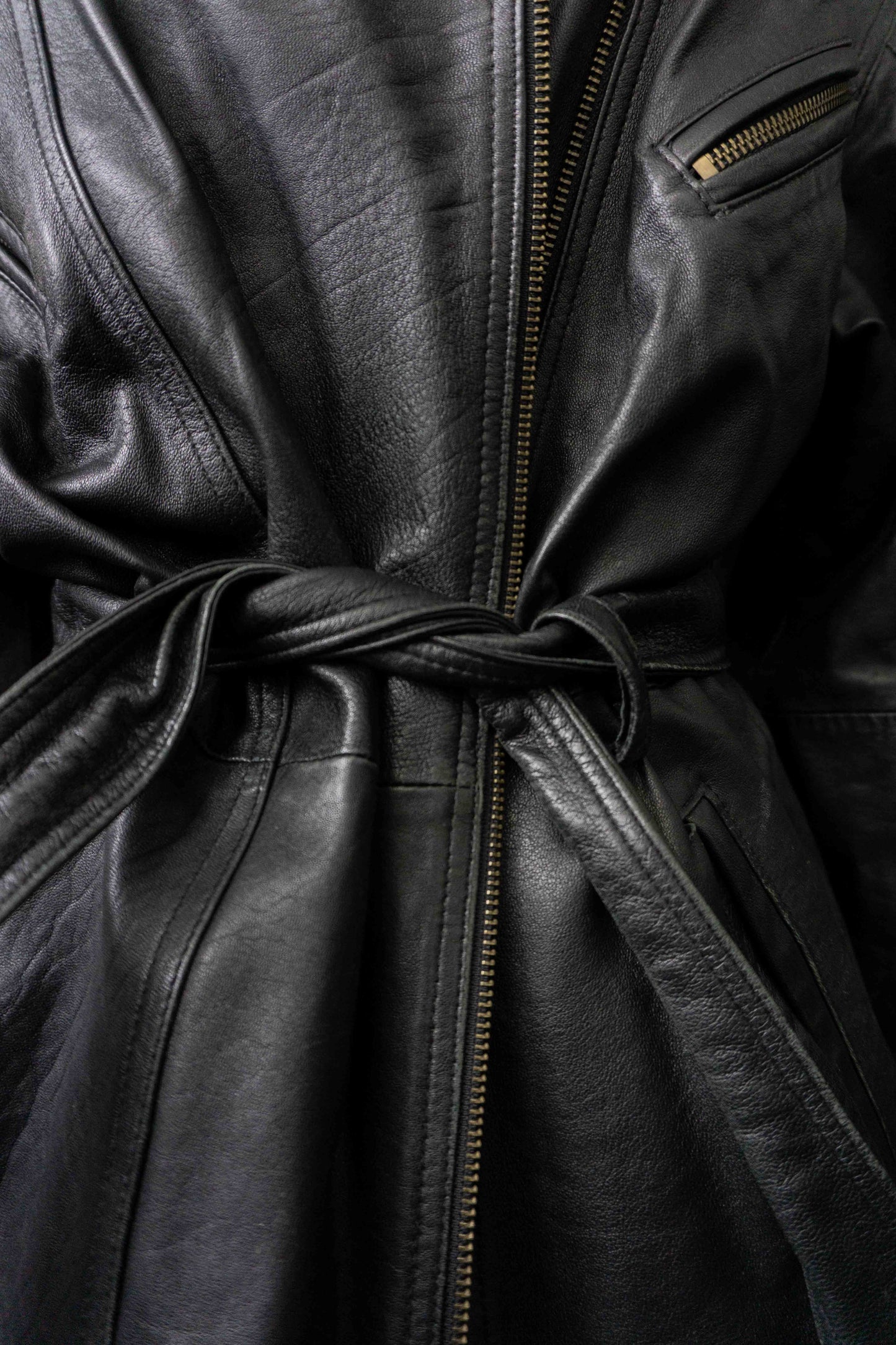 Schwarze taillierte Vintage Echtlederjacke mit Gürtel und goldenen Reißverschlüssen 