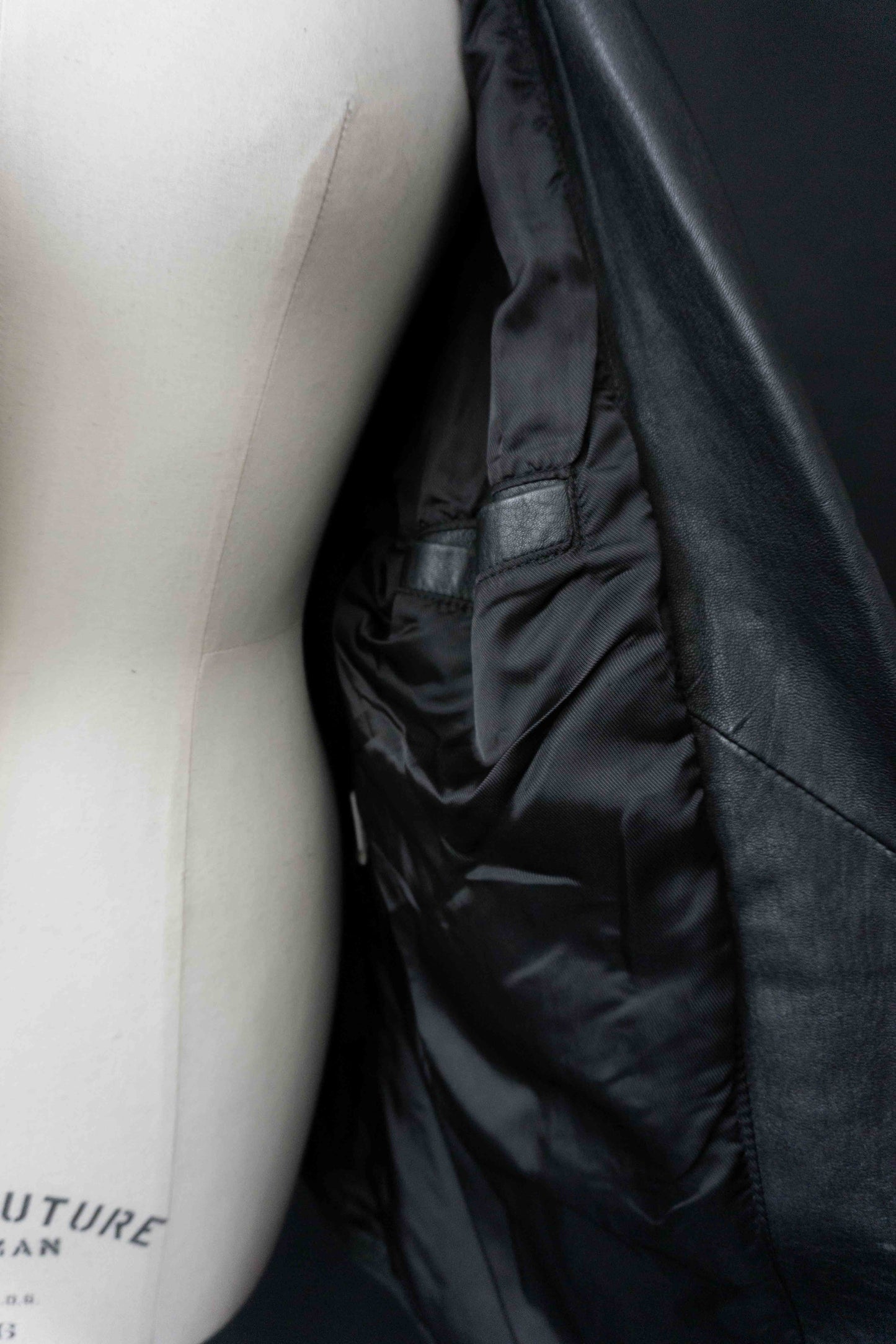 Schwarze taillierte Vintage Echtlederjacke mit Gürtel und goldenen Reißverschlüssen 