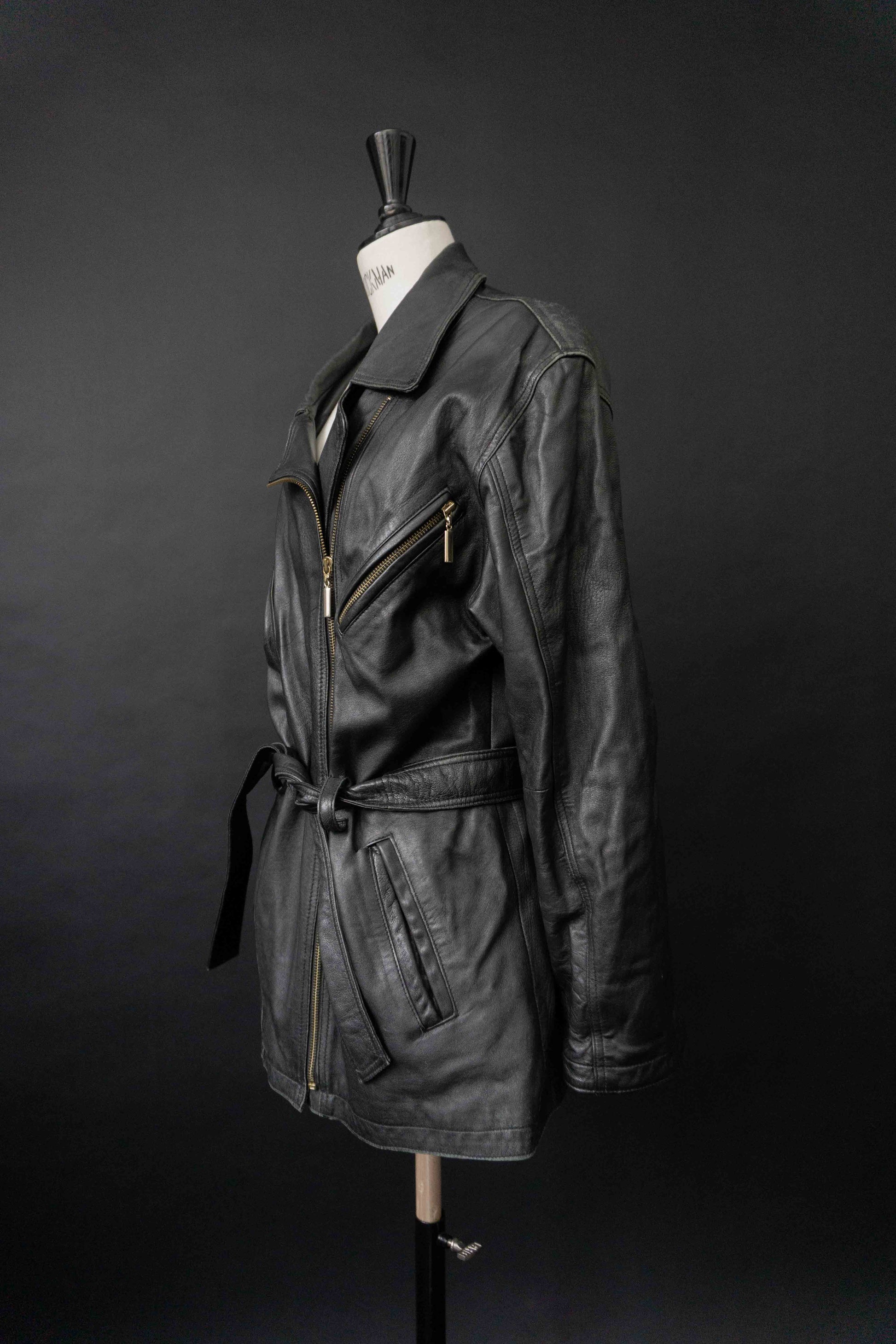 Schwarze taillierte Vintage Echtlederjacke mit Gürtel und goldenen Reißverschlüssen 