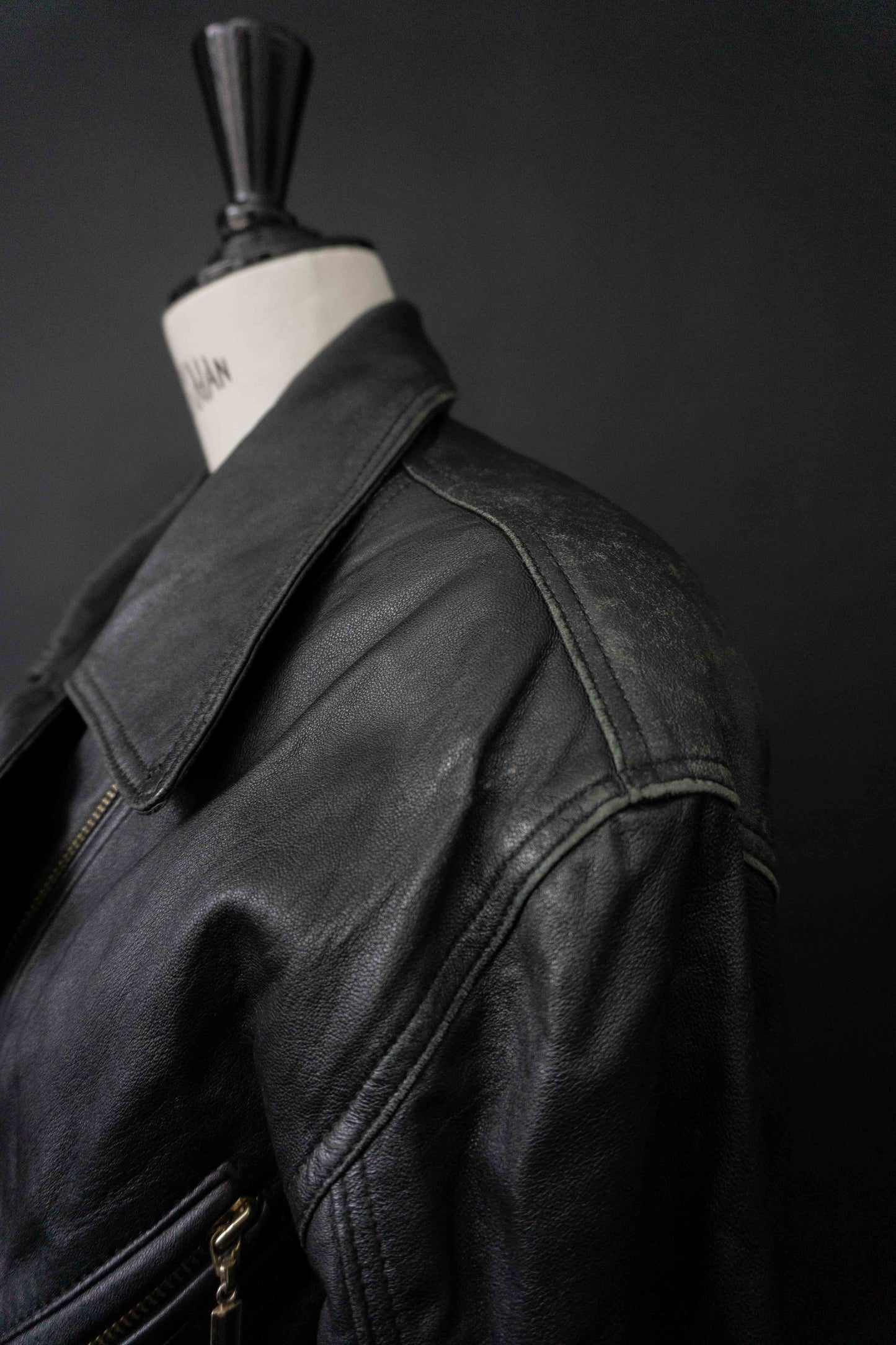 Schwarze taillierte Vintage Echtlederjacke mit Gürtel und goldenen Reißverschlüssen 