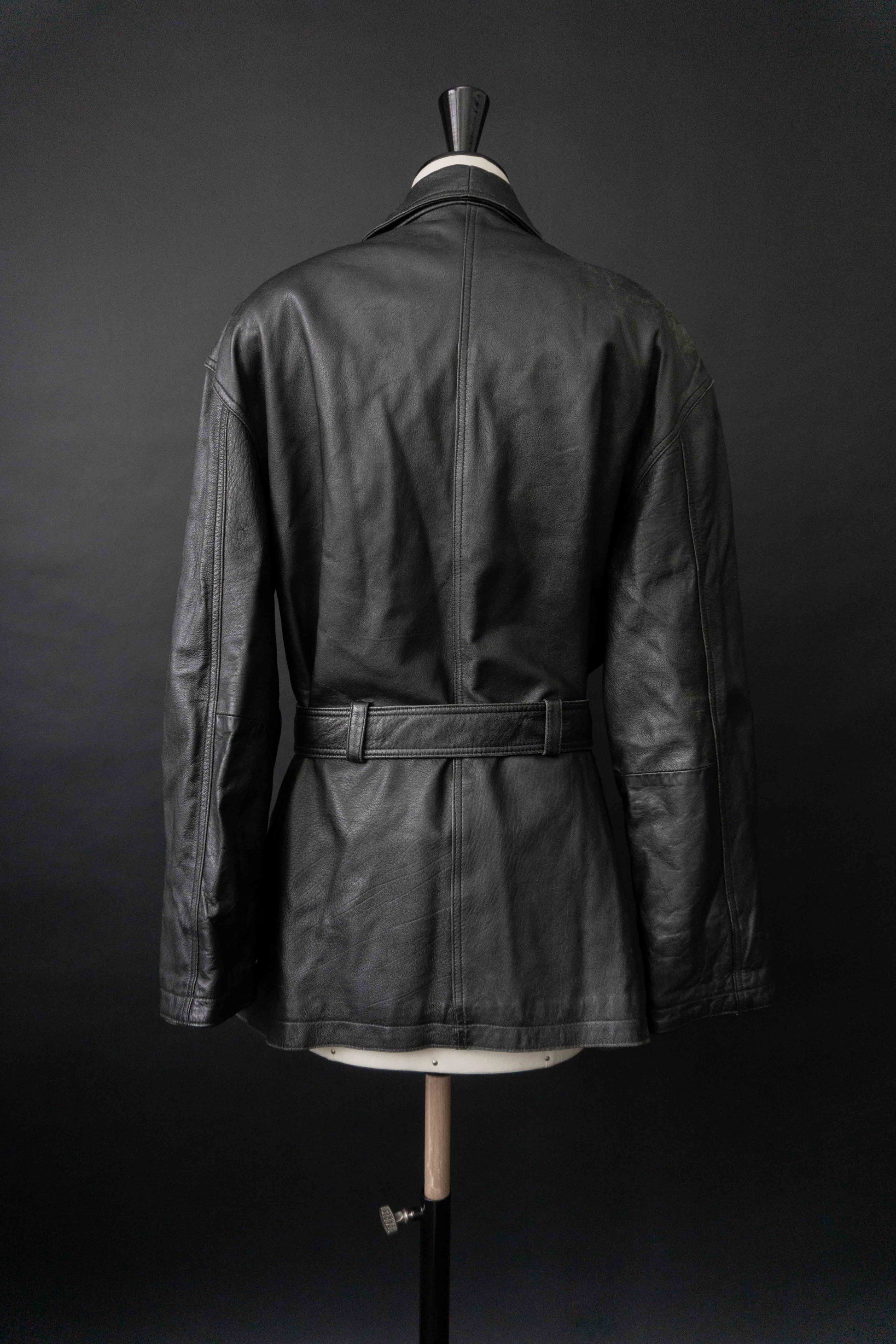 Schwarze taillierte Vintage Echtlederjacke mit Gürtel und goldenen Reißverschlüssen 