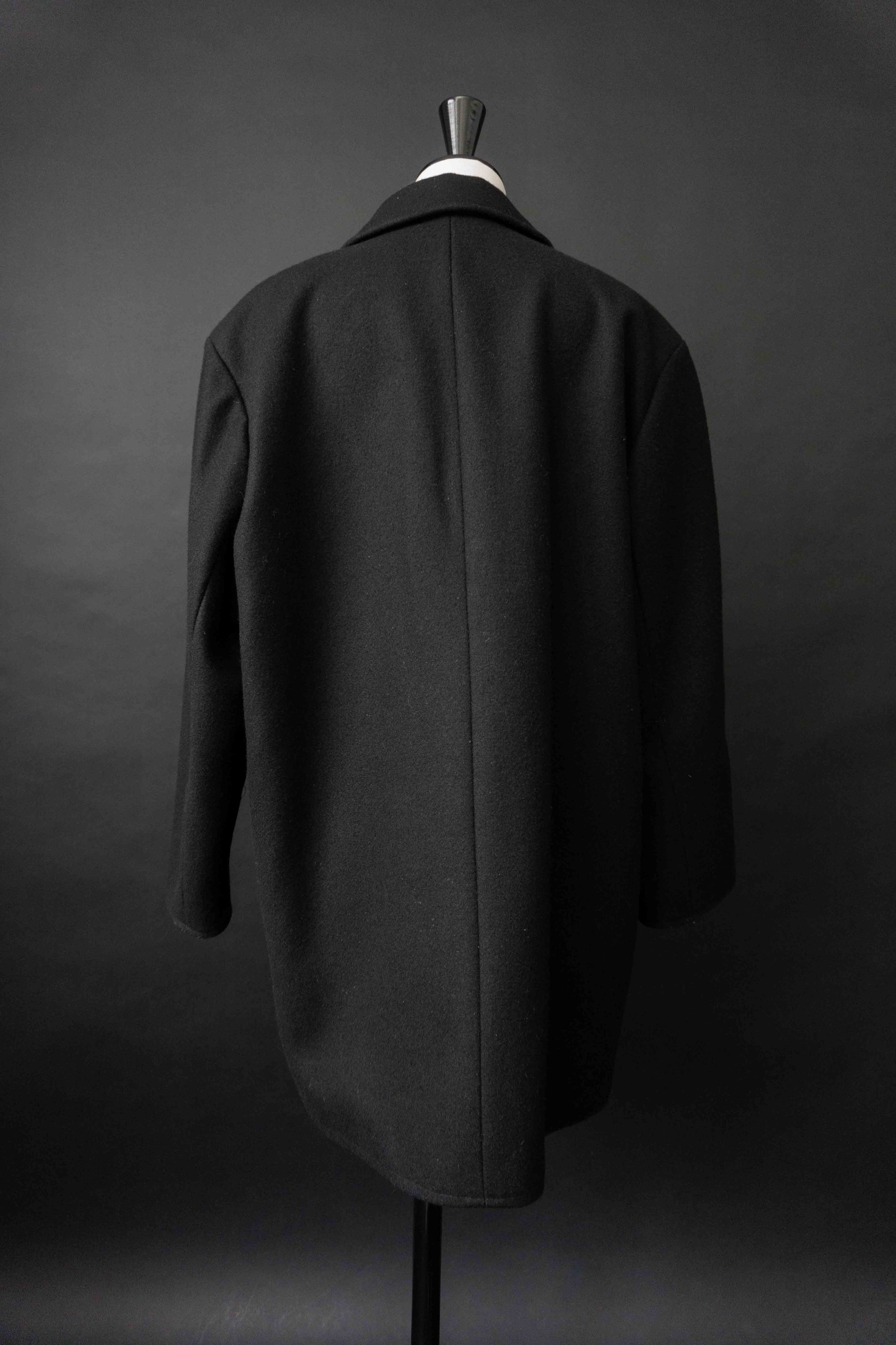 Schwarzer minimalistischer Vintage Wollmantel aus den 1980ern mit avantgardistischer Schulterpartie und geradem Oversize-Schnitt

