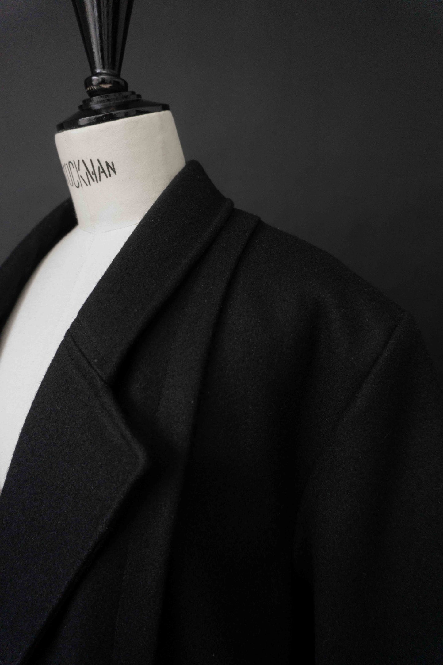 Schwarzer minimalistischer Vintage Wollmantel aus den 1980ern mit avantgardistischer Schulterpartie und geradem Oversize-Schnitt
