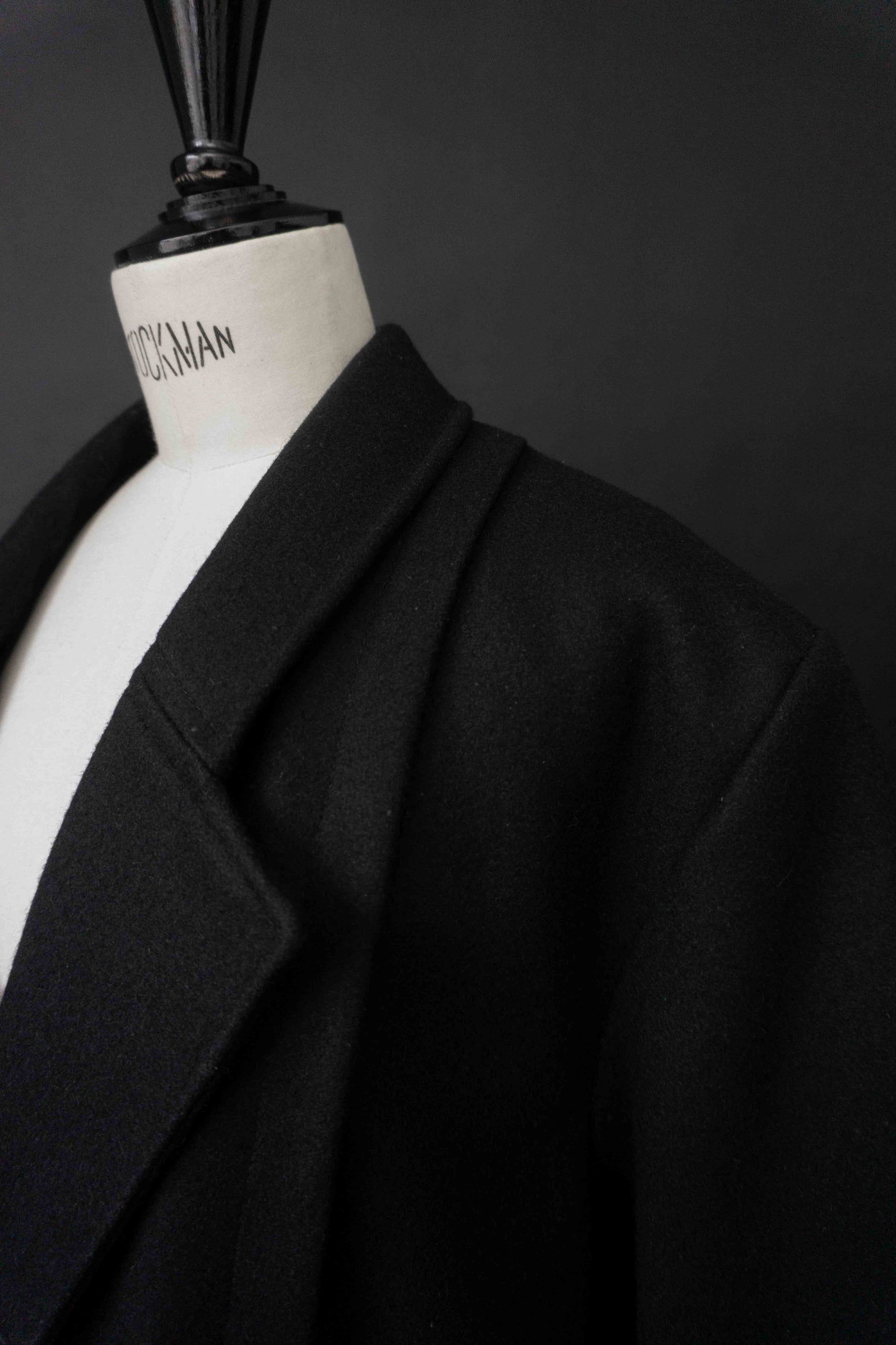 Schwarzer minimalistischer Vintage Wollmantel aus den 1980ern mit avantgardistischer Schulterpartie und geradem Oversize-Schnitt
