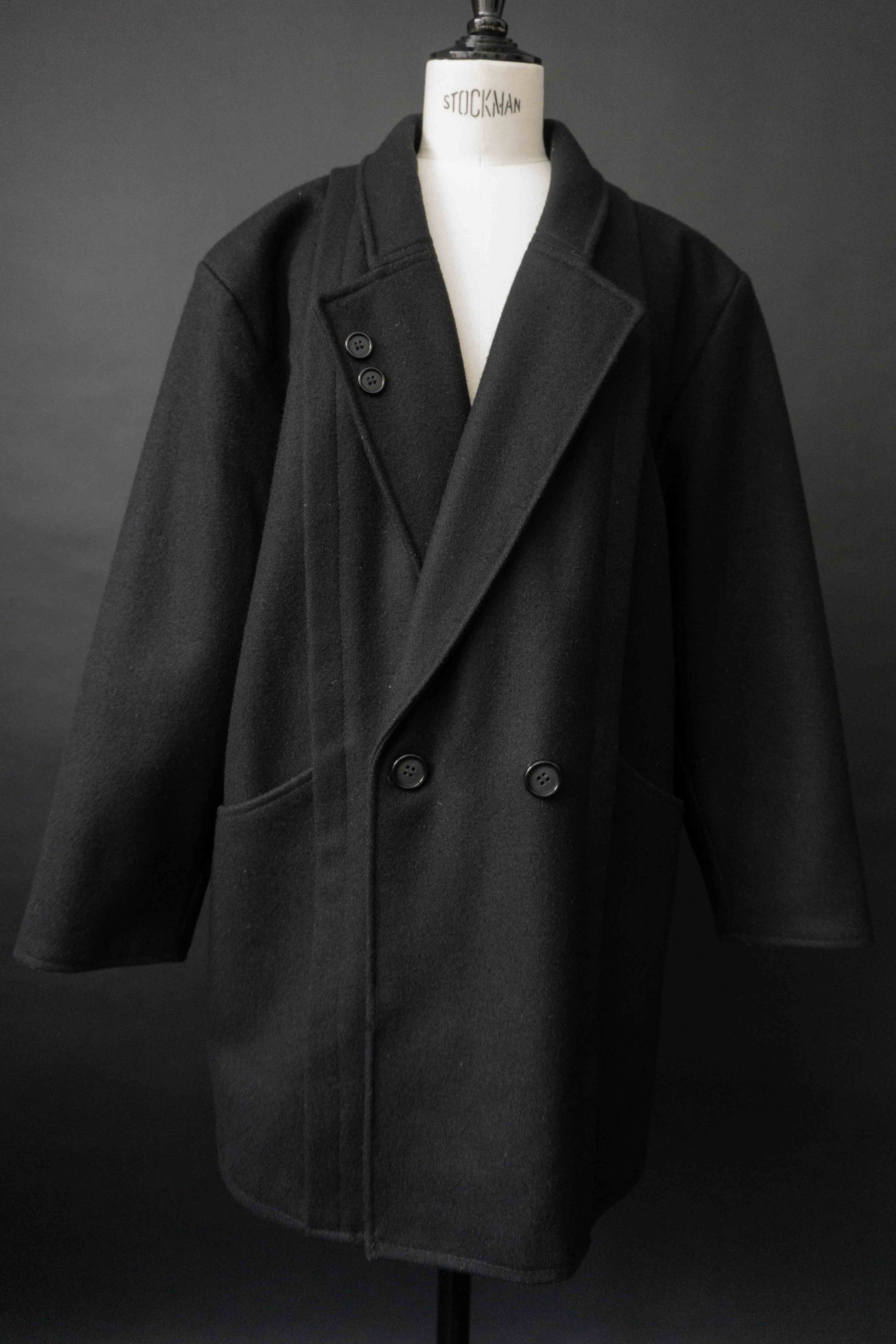 Schwarzer minimalistischer Vintage Wollmantel aus den 1980ern mit avantgardistischer Schulterpartie und geradem Oversize-Schnitt
