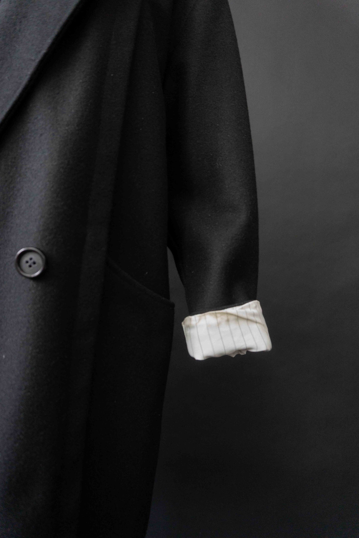 Schwarzer minimalistischer Vintage Wollmantel aus den 1980ern mit avantgardistischer Schulterpartie und geradem Oversize-Schnitt
