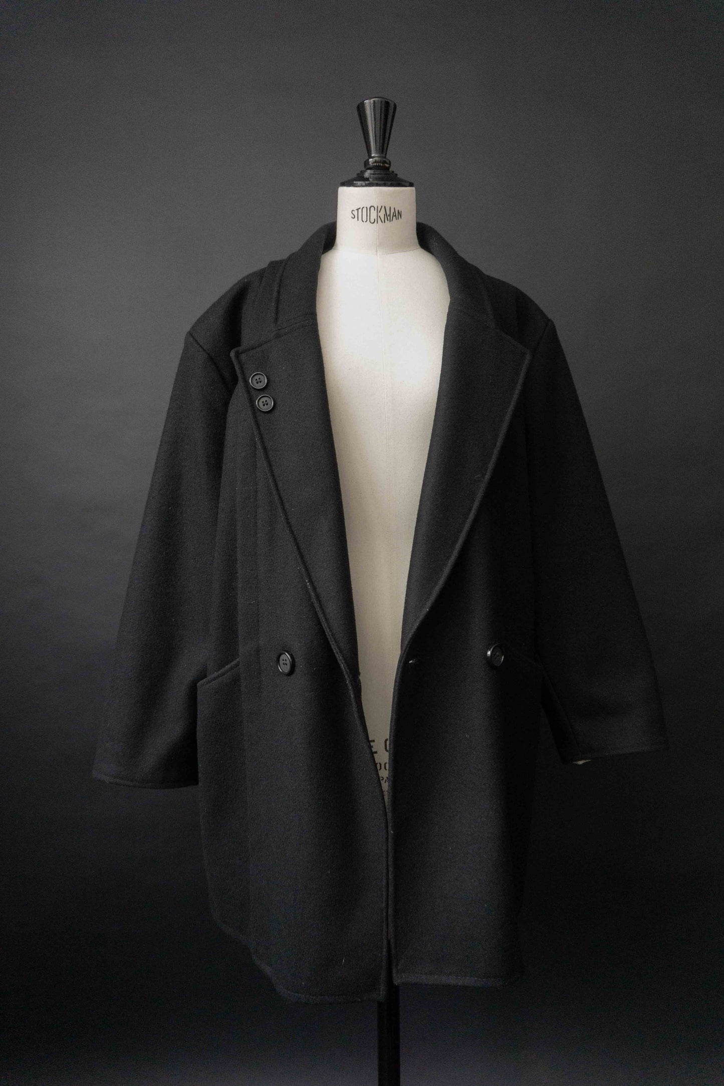 Schwarzer minimalistischer Vintage Wollmantel aus den 1980ern mit avantgardistischer Schulterpartie und geradem Oversize-Schnitt
