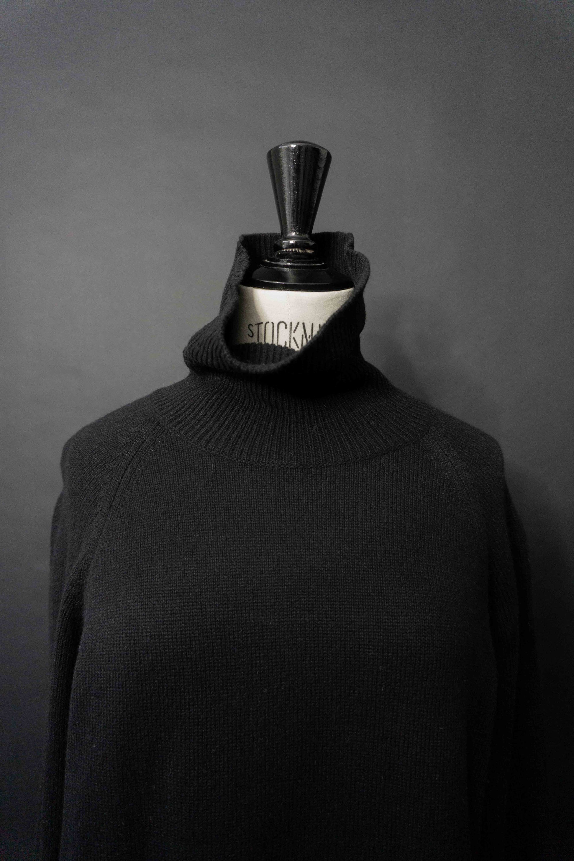 Schwarzer Oversize Rollkragenpullover aus Kaschmir-Seide