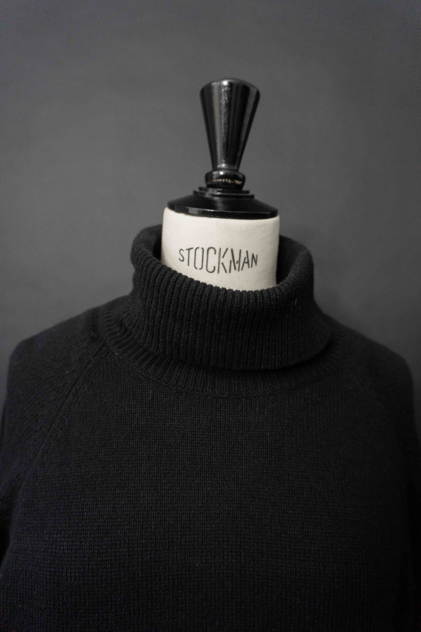 Schwarzer Oversize Rollkragenpullover aus Kaschmir-Seide