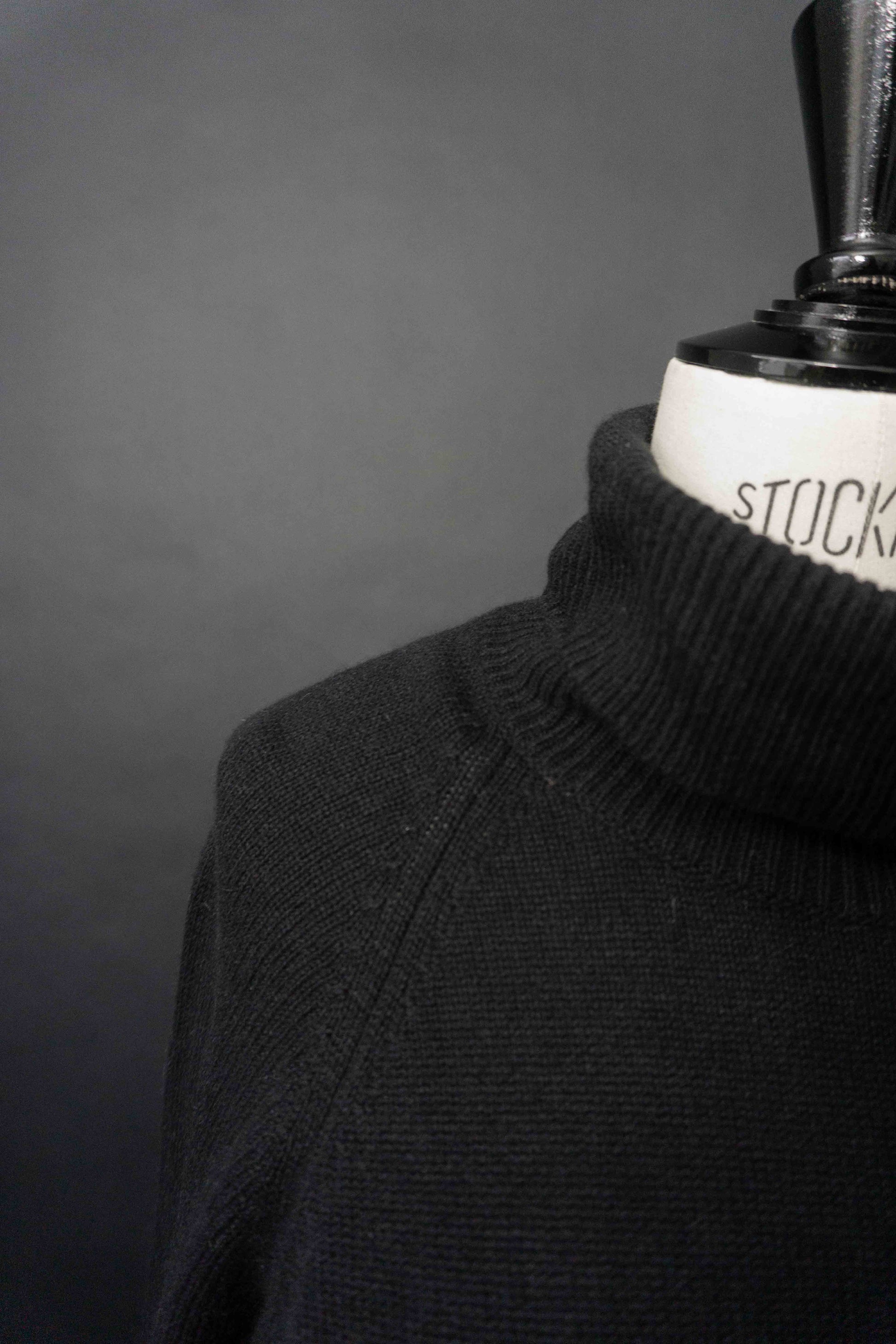 Schwarzer Oversize Rollkragenpullover aus Kaschmir-Seide