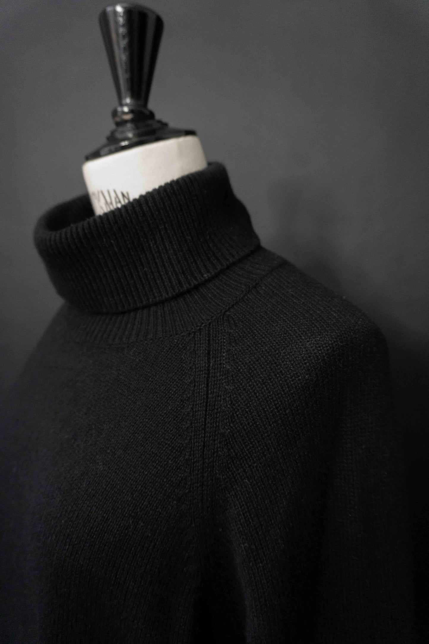 Schwarzer Oversize Rollkragenpullover aus Kaschmir-Seide