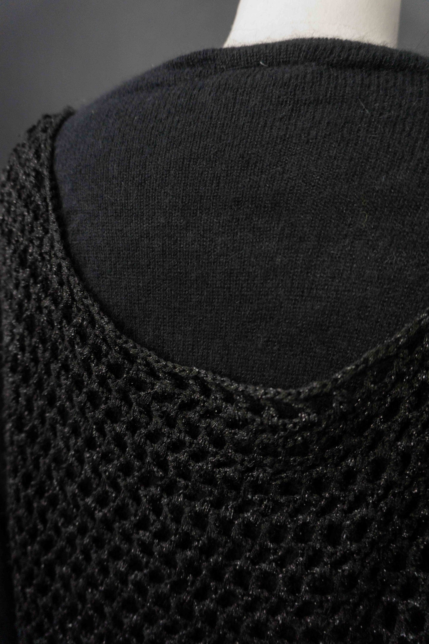 Schwarzer Vintage Angora Pullover mit U-Boot-Ausschnitt und gehäkeltem Perlen-Overlay im Gothic All Black Stil