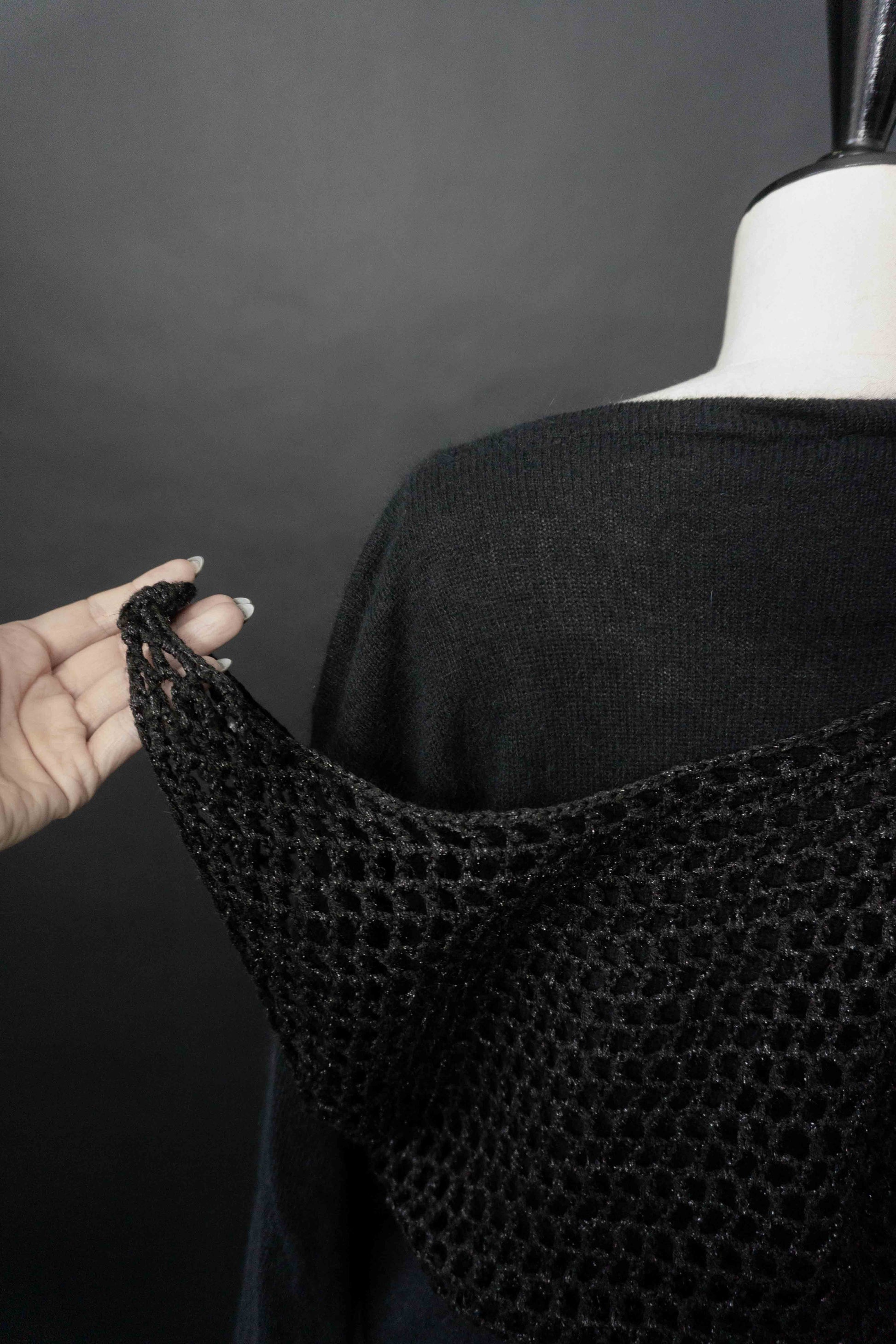 Schwarzer Vintage Angora Pullover mit U-Boot-Ausschnitt und gehäkeltem Perlen-Overlay im Gothic All Black Stil