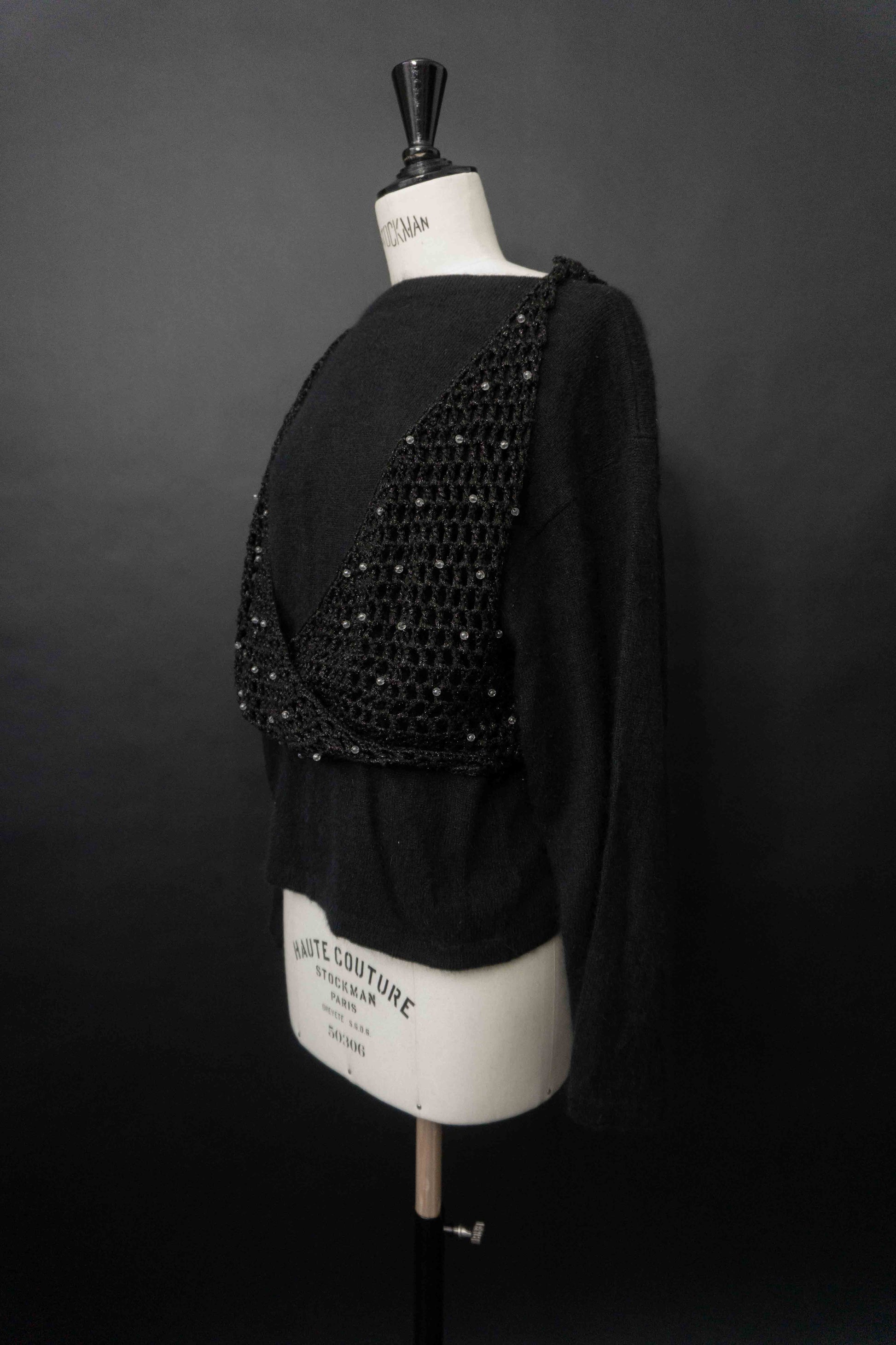 Schwarzer Vintage Angora Pullover mit U-Boot-Ausschnitt und gehäkeltem Perlen-Overlay im Gothic All Black Stil