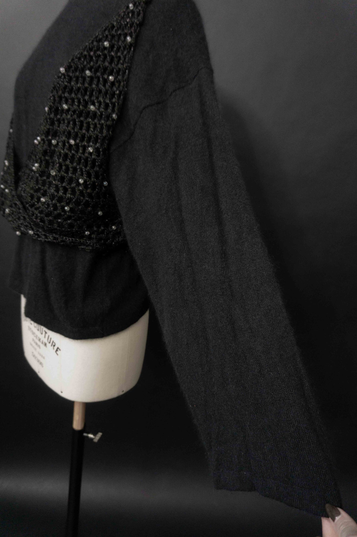 Schwarzer Vintage Angora Pullover mit U-Boot-Ausschnitt und gehäkeltem Perlen-Overlay im Gothic All Black Stil