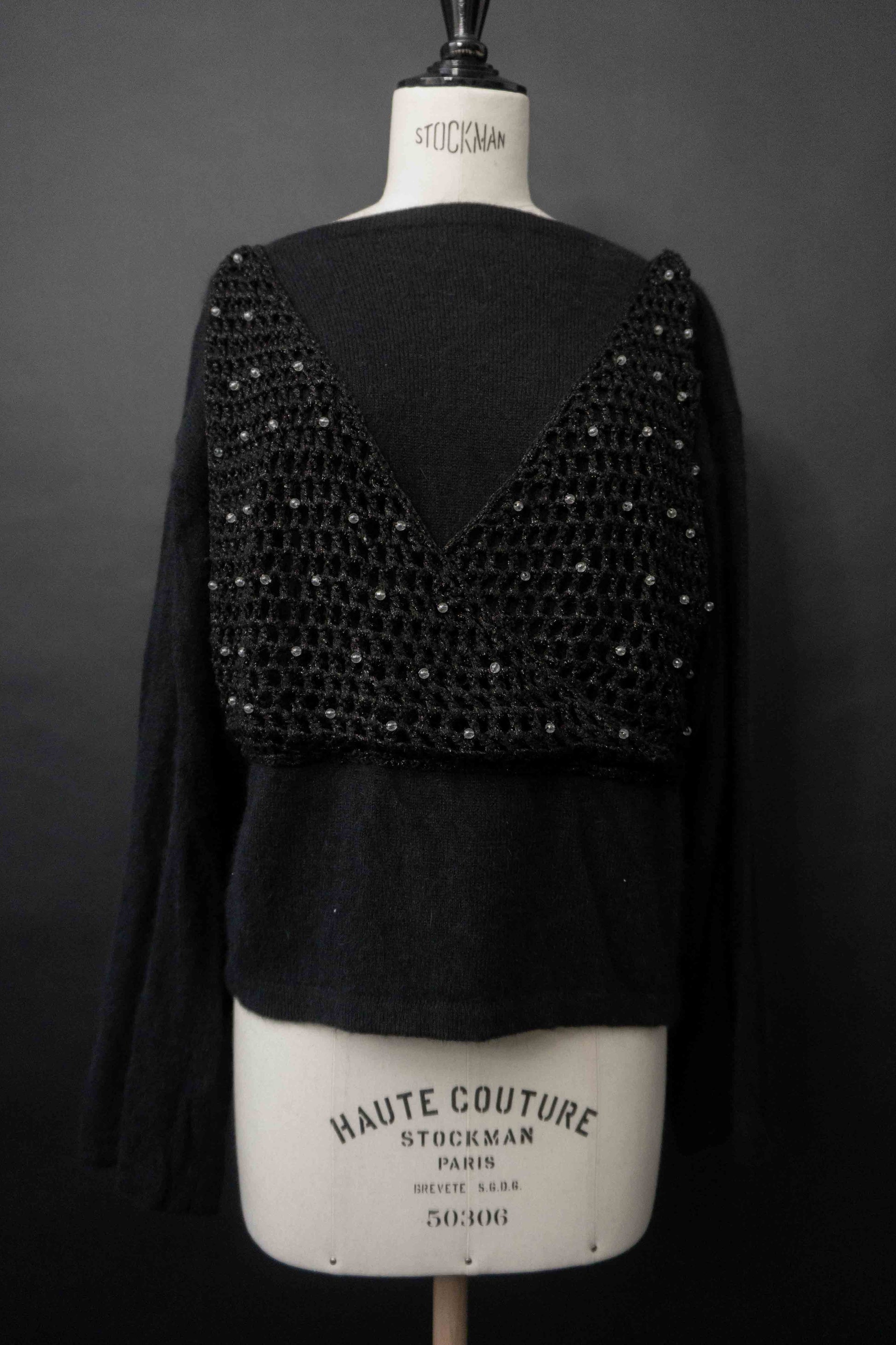 Schwarzer Vintage Angora Pullover mit U-Boot-Ausschnitt und gehäkeltem Perlen-Overlay im Gothic All Black Stil