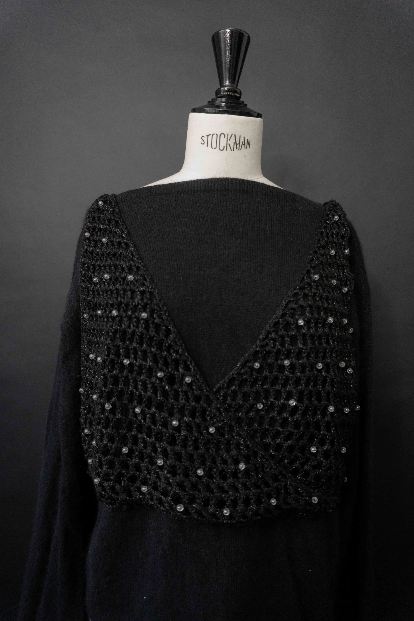 Schwarzer Vintage Angora Pullover mit U-Boot-Ausschnitt und gehäkeltem Perlen-Overlay im Gothic All Black Stil