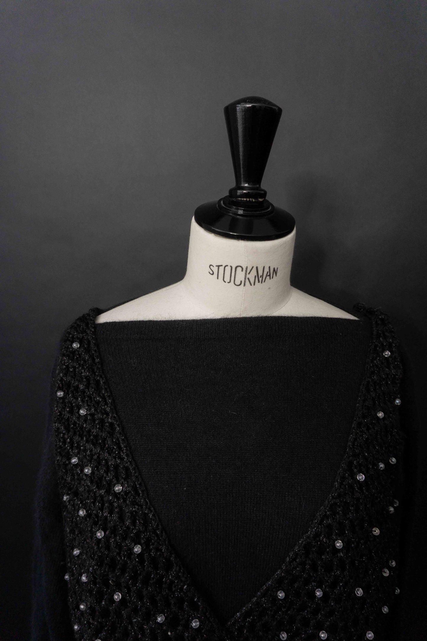 Schwarzer Vintage Angora Pullover mit U-Boot-Ausschnitt und gehäkeltem Perlen-Overlay im Gothic All Black Stil