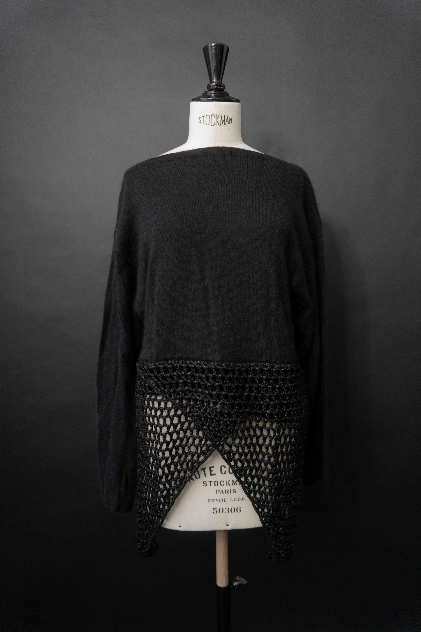 Schwarzer Vintage Angora Pullover mit U-Boot-Ausschnitt und gehäkeltem Perlen-Overlay im Gothic All Black Stil