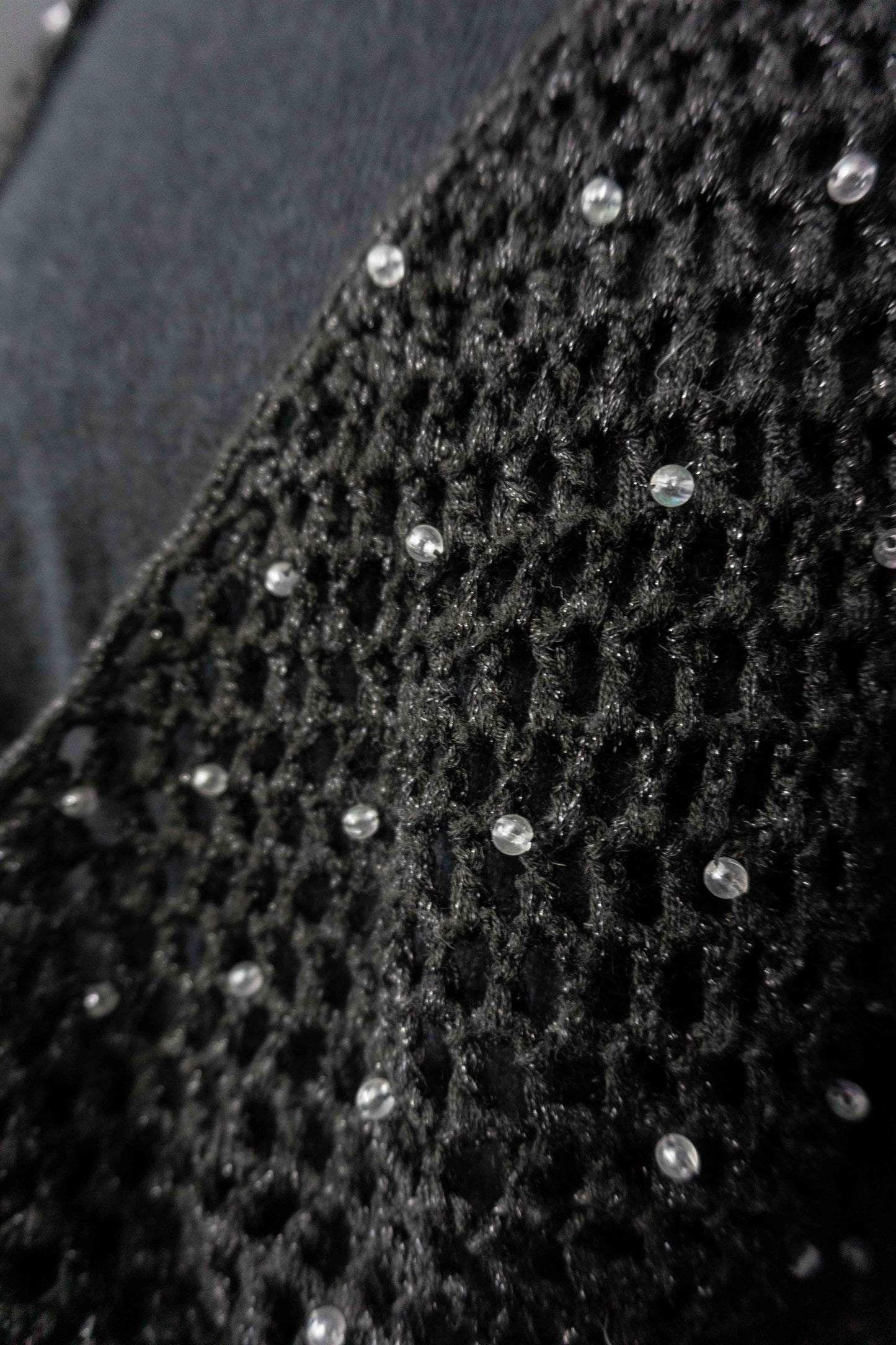 Schwarzer Vintage Angora Pullover mit U-Boot-Ausschnitt und gehäkeltem Perlen-Overlay im Gothic All Black Stil