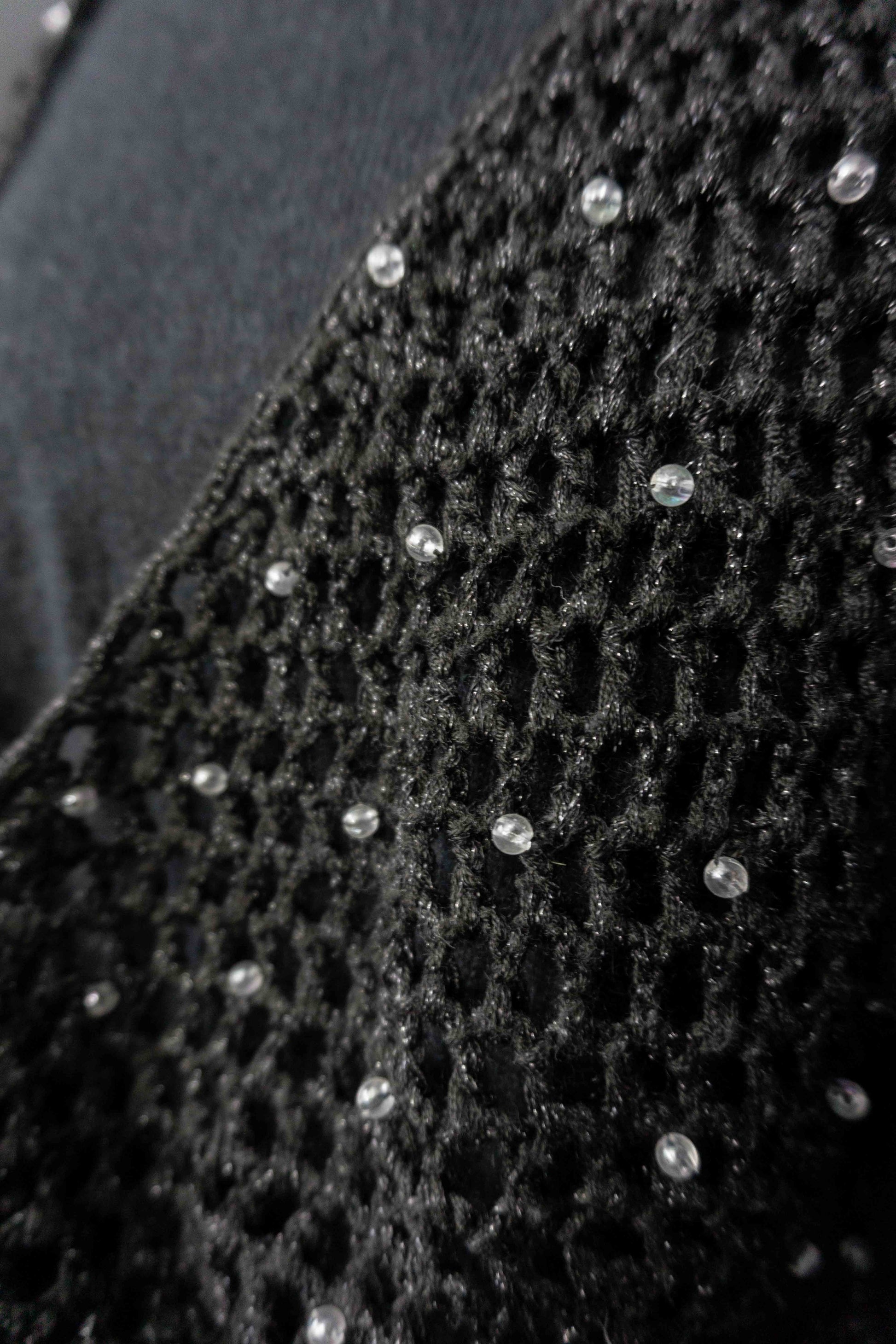 Schwarzer Vintage Angora Pullover mit U-Boot-Ausschnitt und gehäkeltem Perlen-Overlay im Gothic All Black Stil