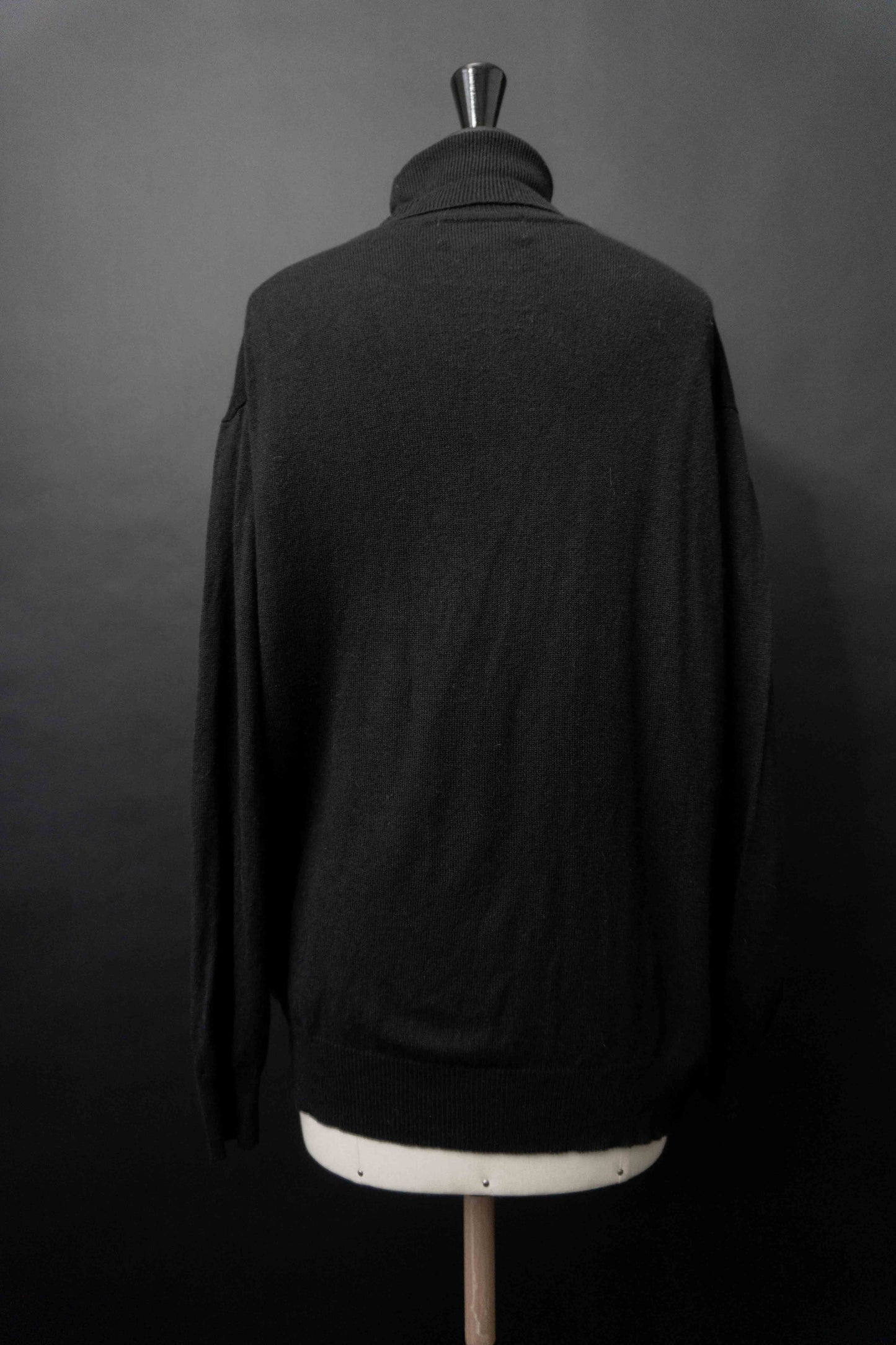 Schwarzer Rollkragenpullover aus Kaschmir-Seide