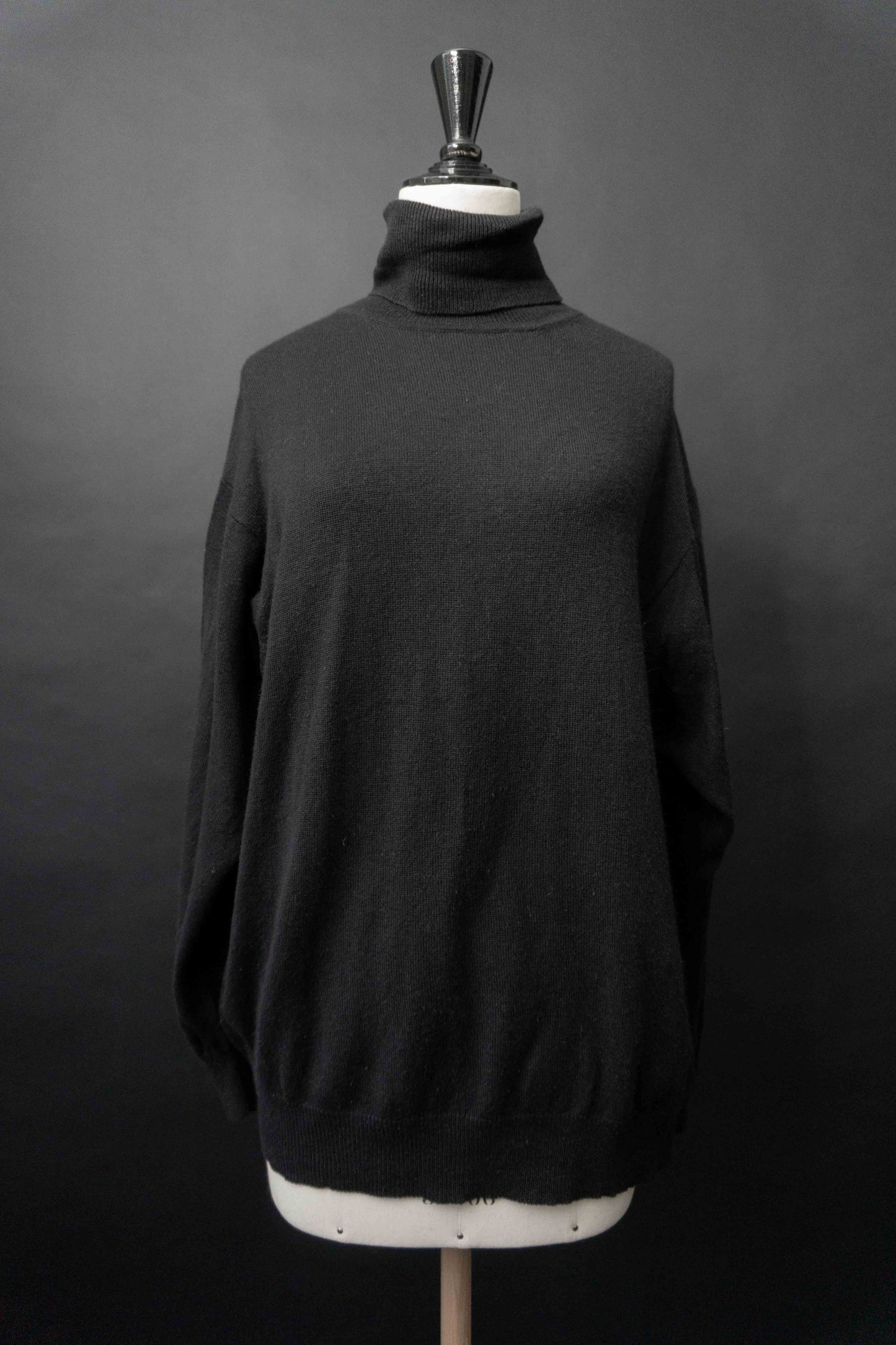 Schwarzer Rollkragenpullover aus Kaschmir-Seide