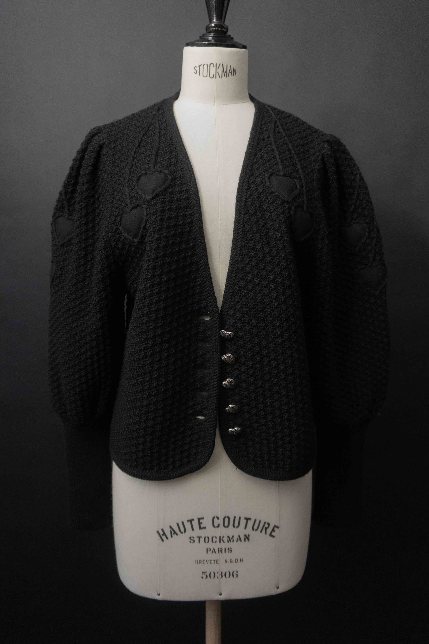Schwarze Vintage Strickjacke aus Wolle mit Ballonärmeln, Herzstickerei und Herzknöpfen im Gothic Folklore Stil
