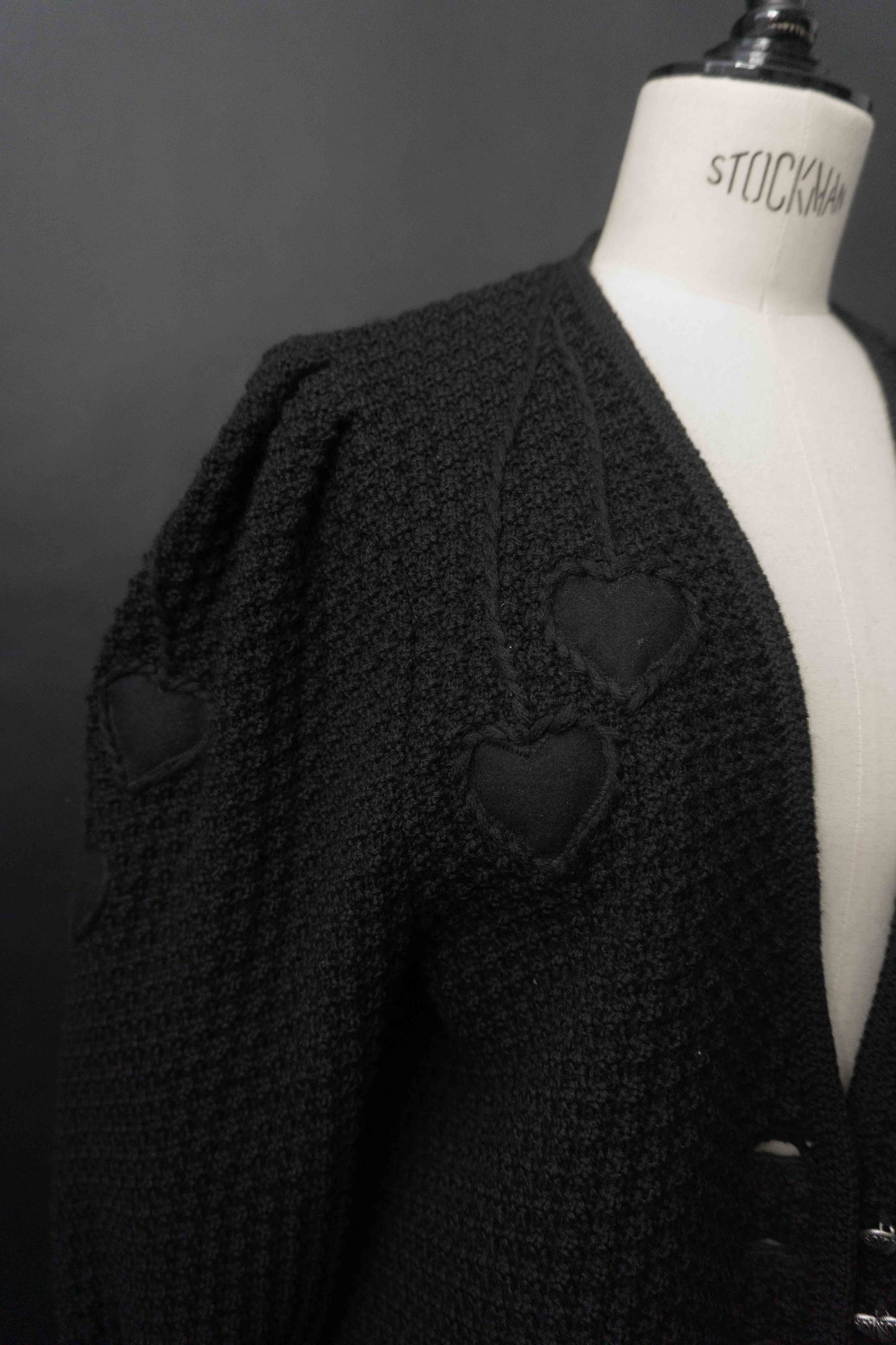 Schwarze Vintage Strickjacke aus Wolle mit Ballonärmeln, Herzstickerei und Herzknöpfen im Gothic Folklore Stil