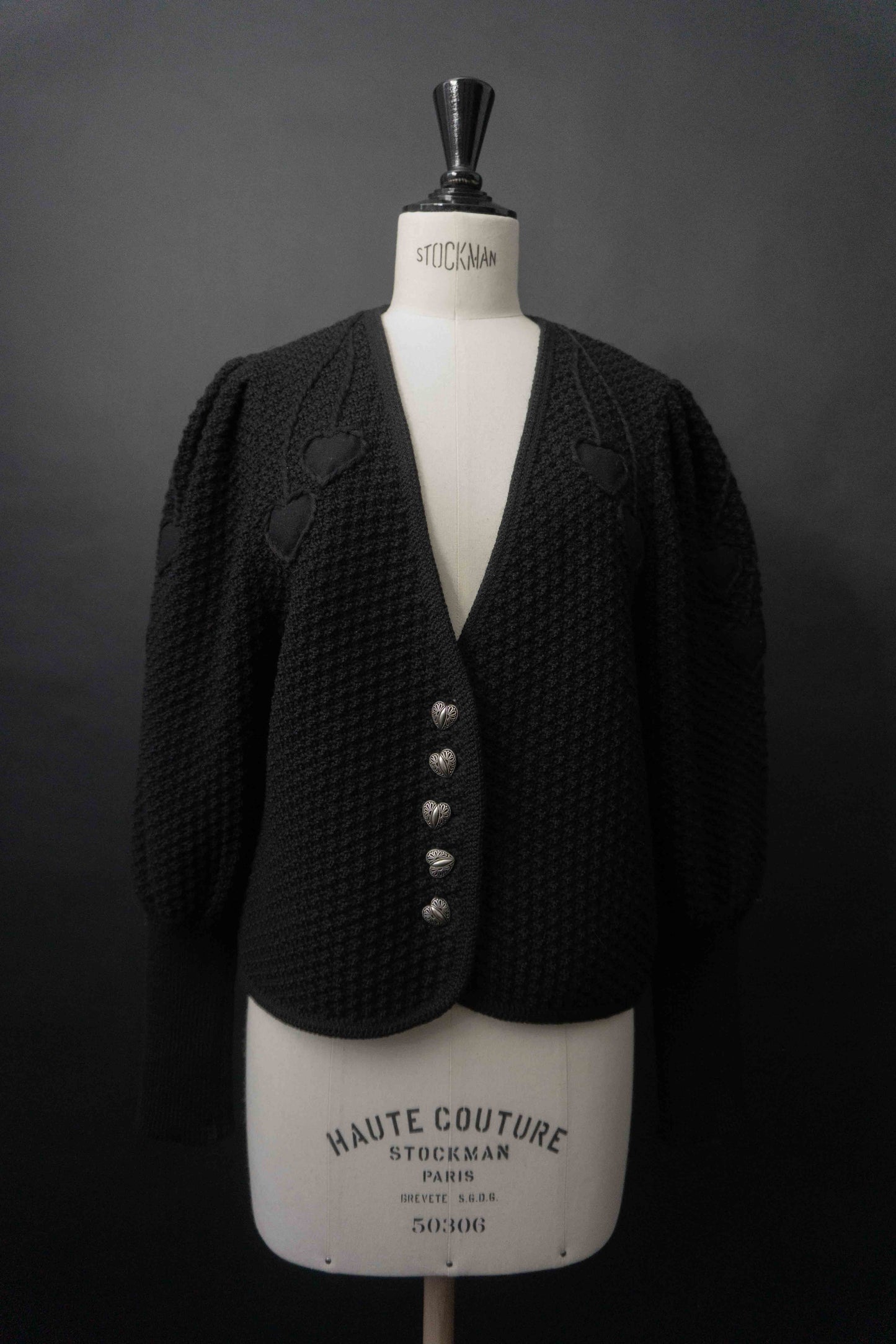 Schwarze Vintage Strickjacke aus Wolle mit Ballonärmeln, Herzstickerei und Herzknöpfen im Gothic Folklore Stil