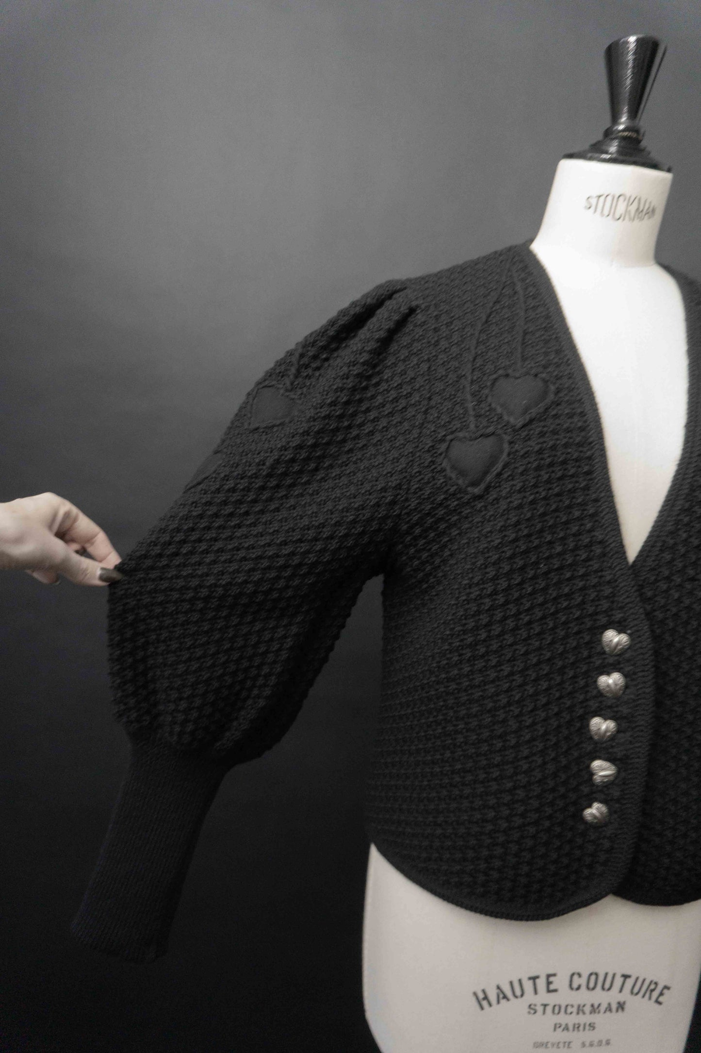 Schwarze Vintage Strickjacke aus Wolle mit Ballonärmeln, Herzstickerei und Herzknöpfen im Gothic Folklore Stil