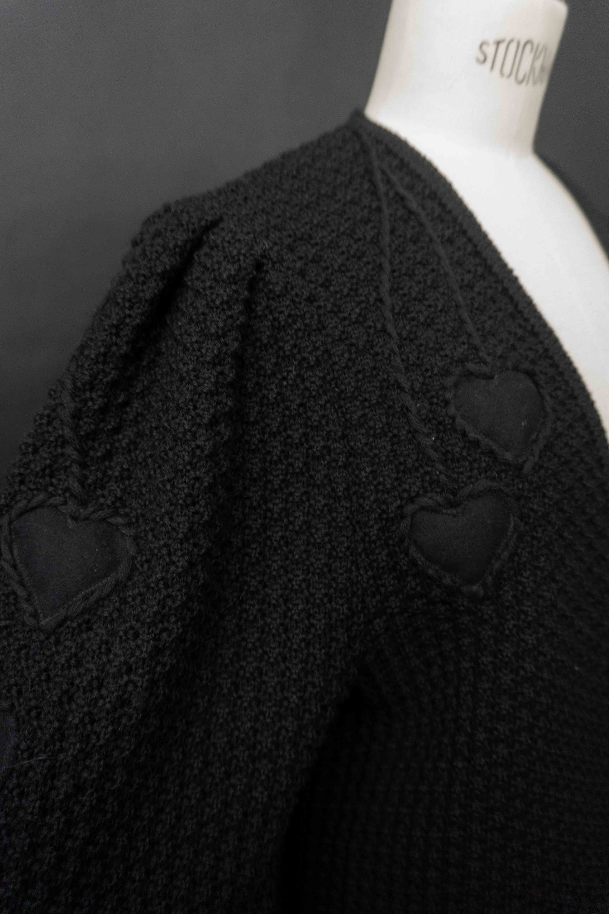 Schwarze Vintage Strickjacke aus Wolle mit Ballonärmeln, Herzstickerei und Herzknöpfen im Gothic Folklore Stil