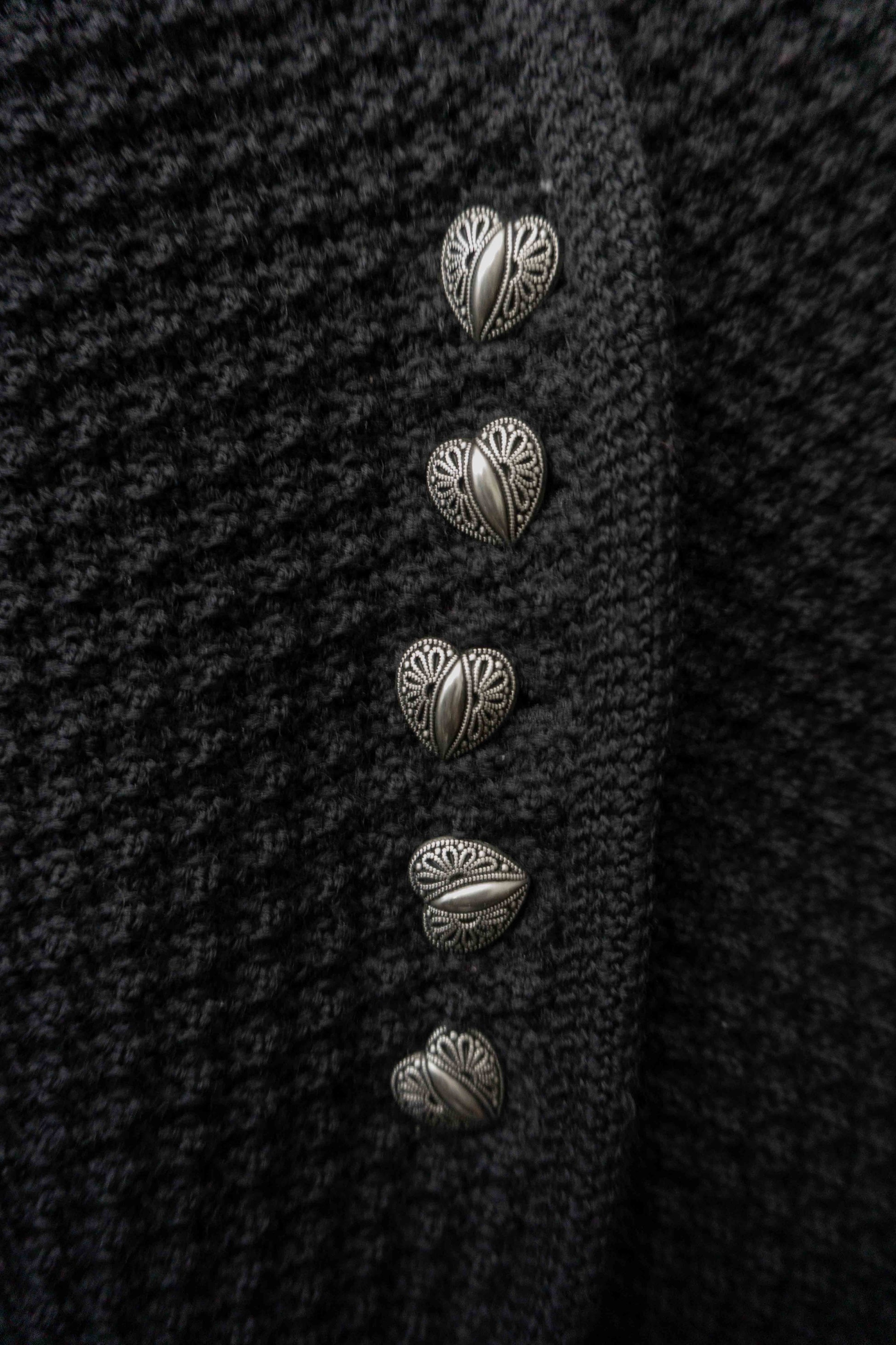 Schwarze Vintage Strickjacke aus Wolle mit Ballonärmeln, Herzstickerei und Herzknöpfen im Gothic Folklore Stil