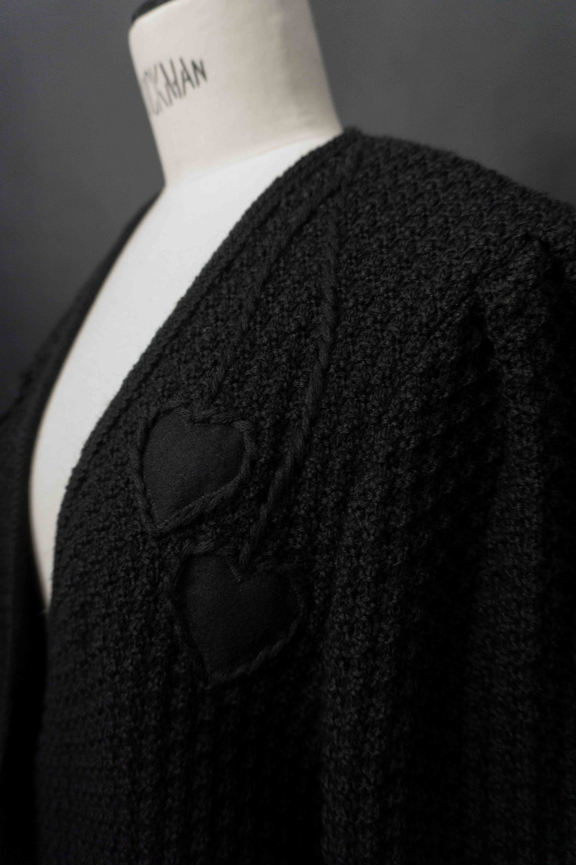 Schwarze Vintage Strickjacke aus Wolle mit Ballonärmeln, Herzstickerei und Herzknöpfen im Gothic Folklore Stil