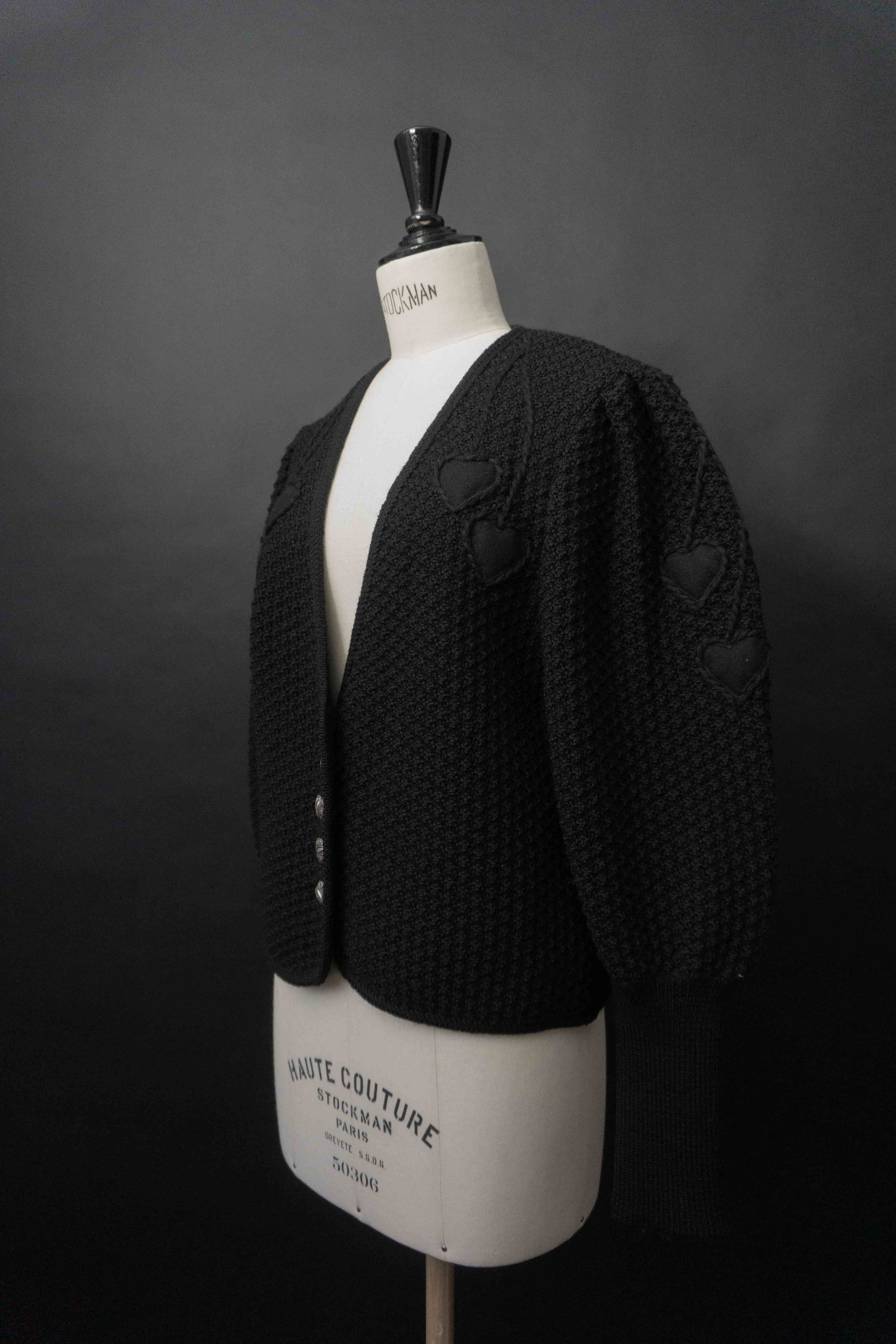 Schwarze Vintage Strickjacke aus Wolle mit Ballonärmeln, Herzstickerei und Herzknöpfen im Gothic Folklore Stil