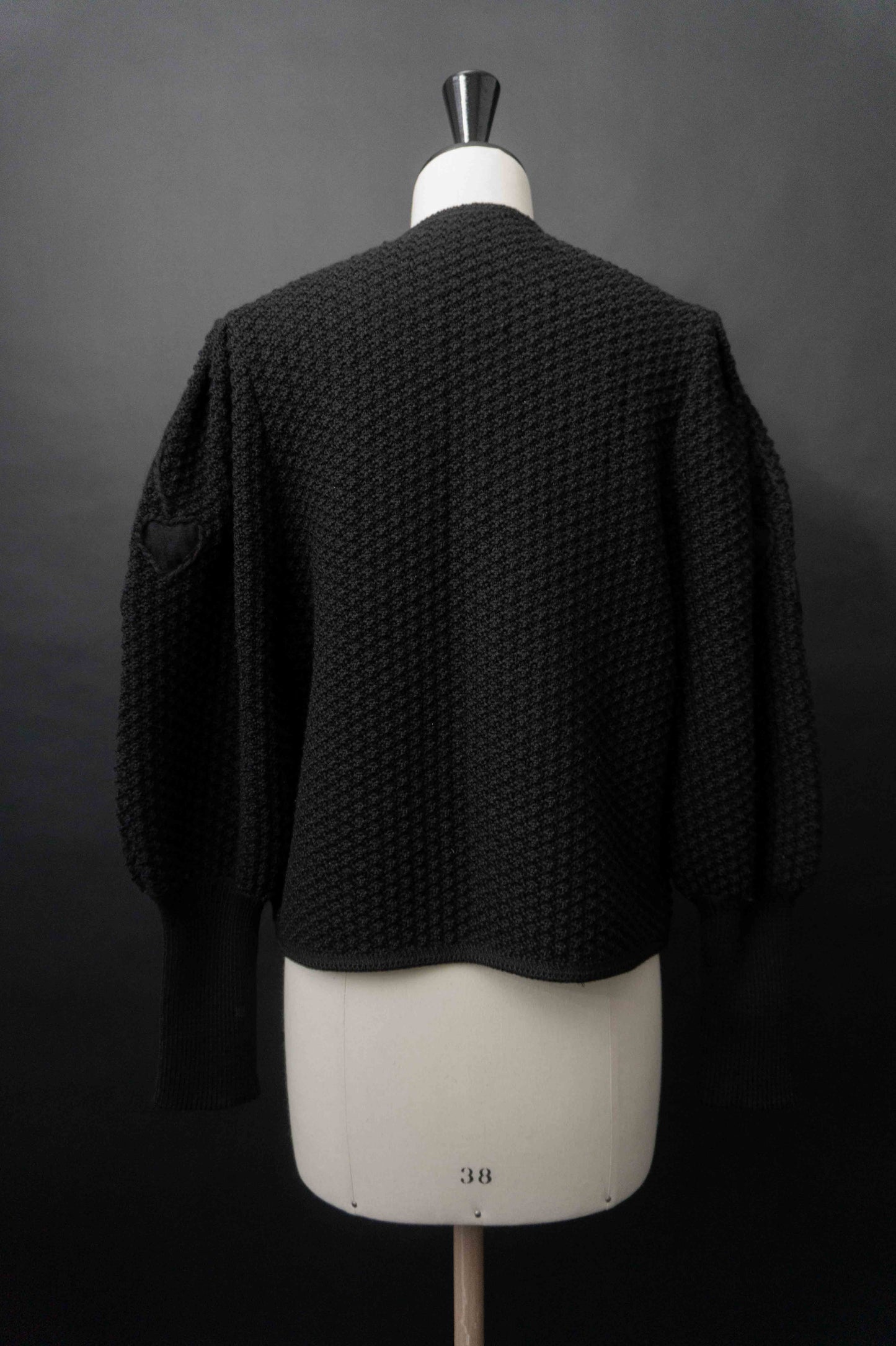 Schwarze Vintage Strickjacke aus Wolle mit Ballonärmeln, Herzstickerei und Herzknöpfen im Gothic Folklore Stil