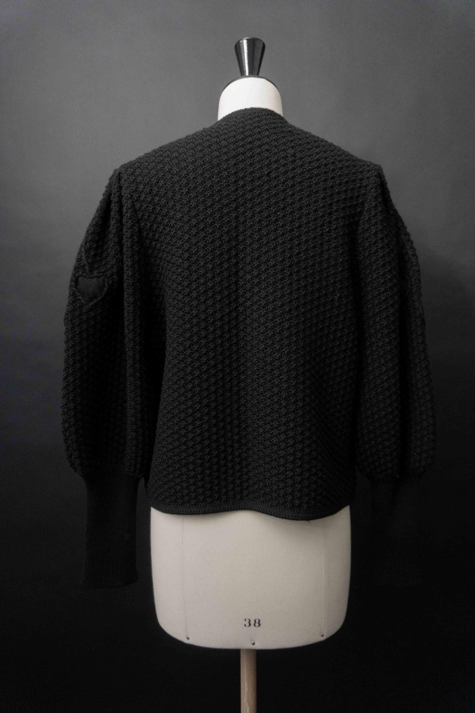 Schwarze Vintage Strickjacke aus Wolle mit Ballonärmeln, Herzstickerei und Herzknöpfen im Gothic Folklore Stil