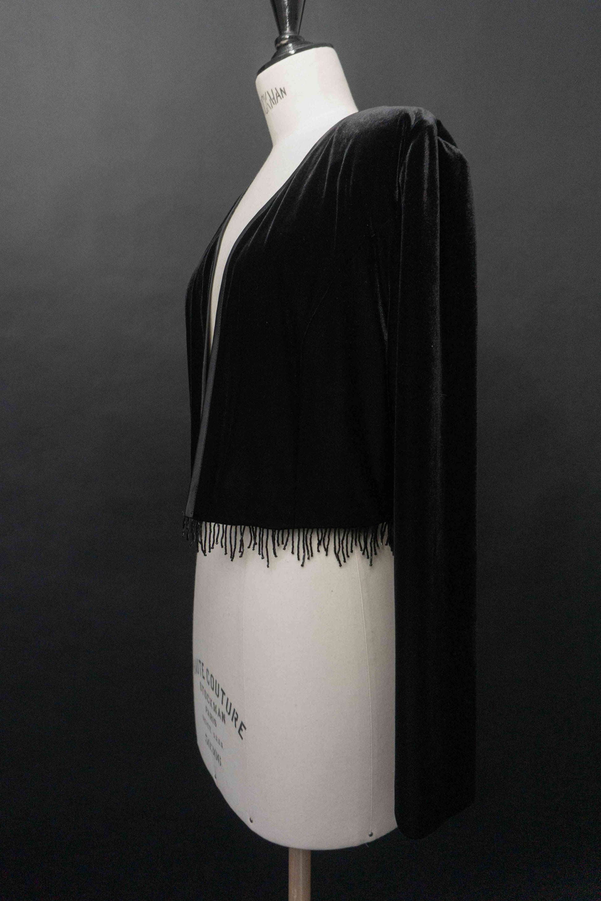 Schwarzer Vintage Samt Blazer offen getragen mit Perlenfransen am Saum 