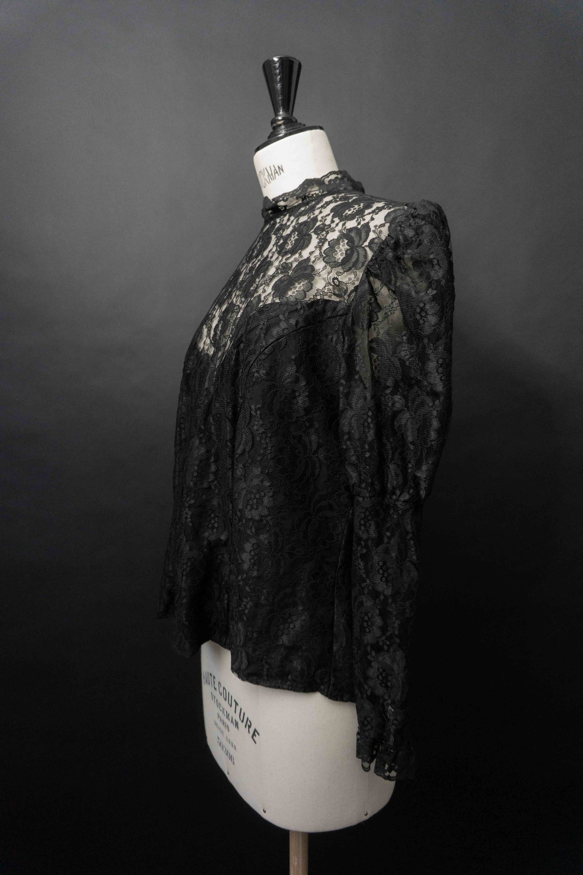Schwarze Gothic Vintage Spitzenbluse aus den 80ern mit Stehkragen