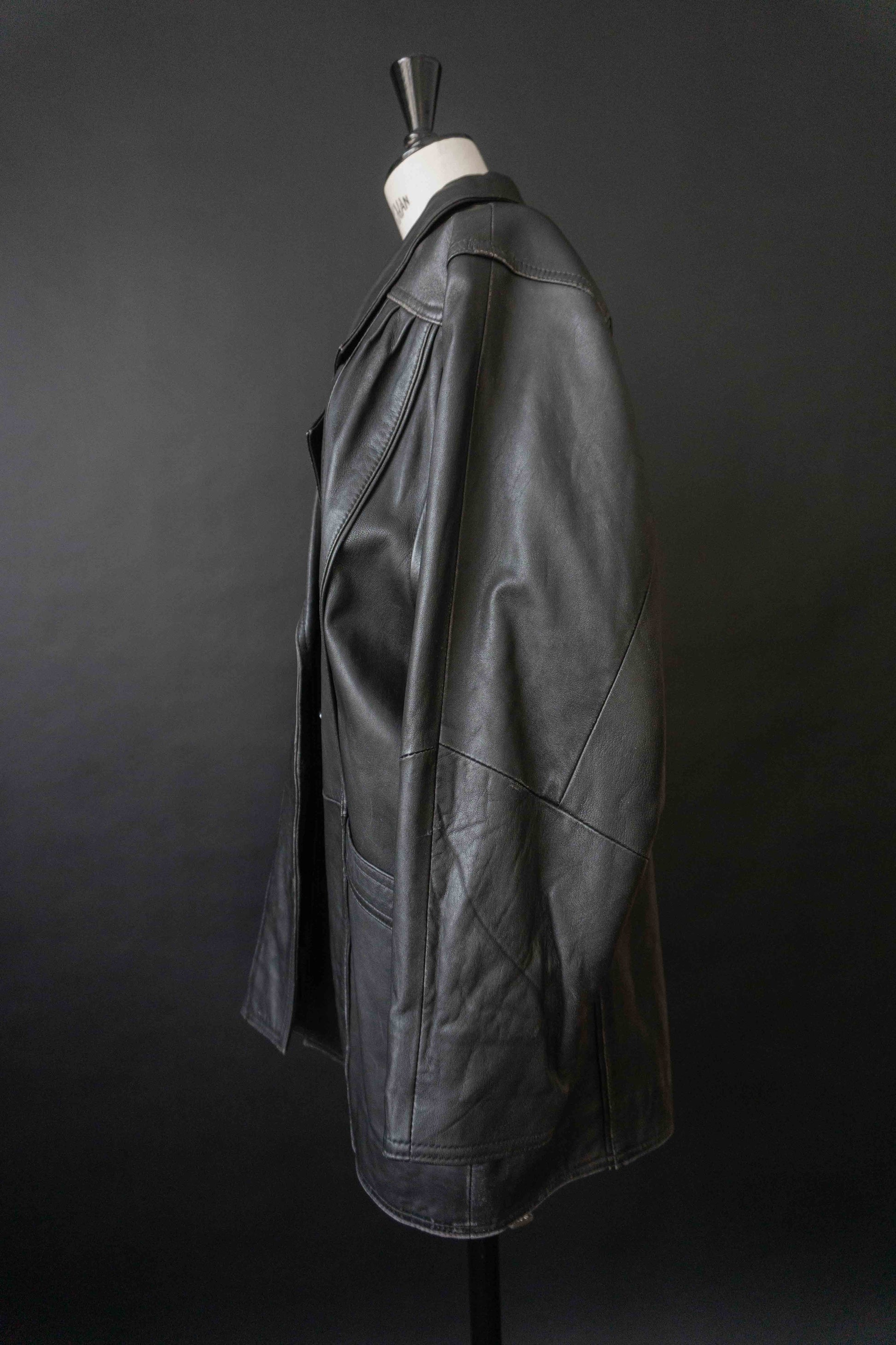 Schwarze Vintage Lederjacke aus den 80ern im Oversize Kurzmantel Schnitt
