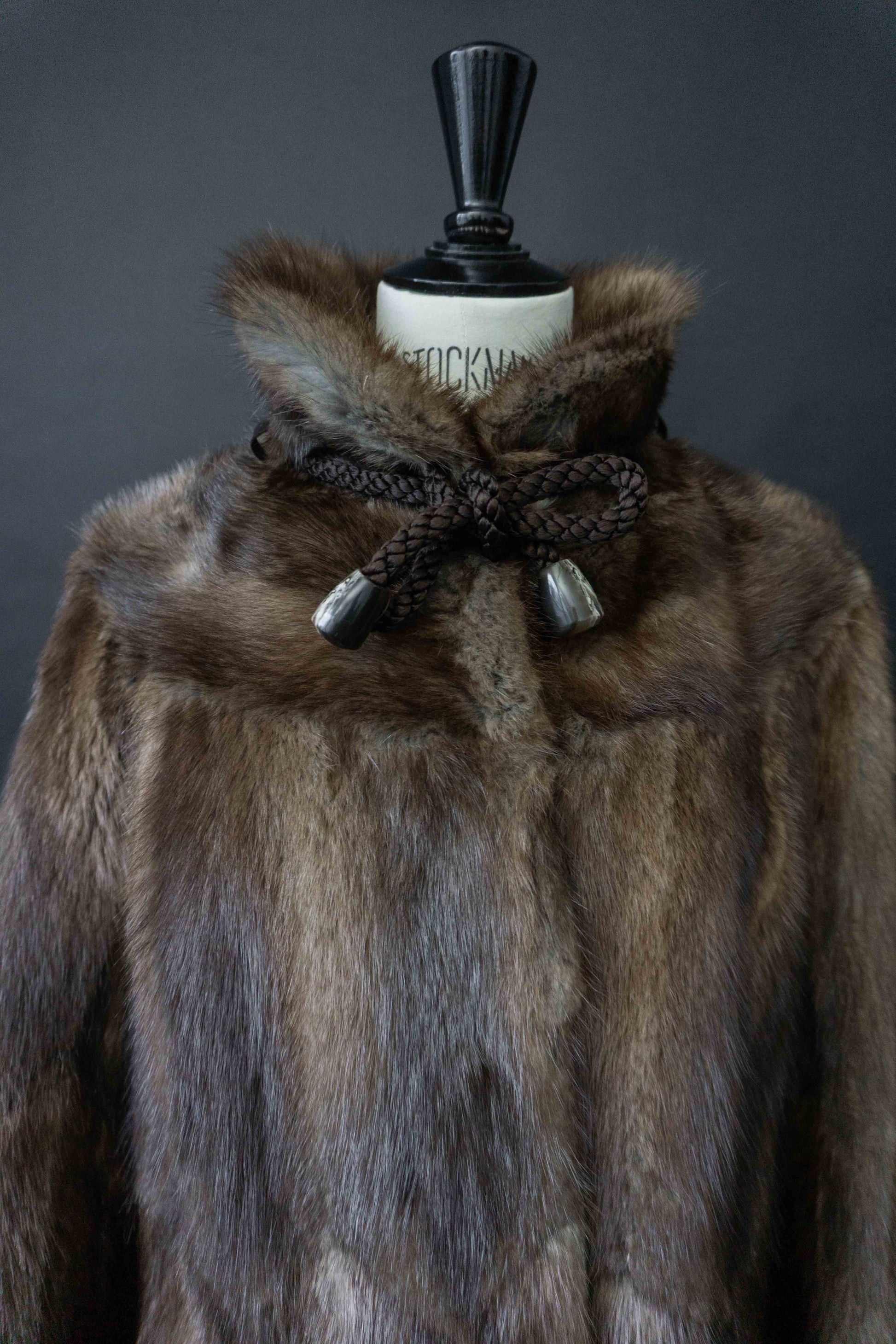 Vintage Nerzmantel 70er Jahre mit Kordelkragen, S–M theplaincircle vintage