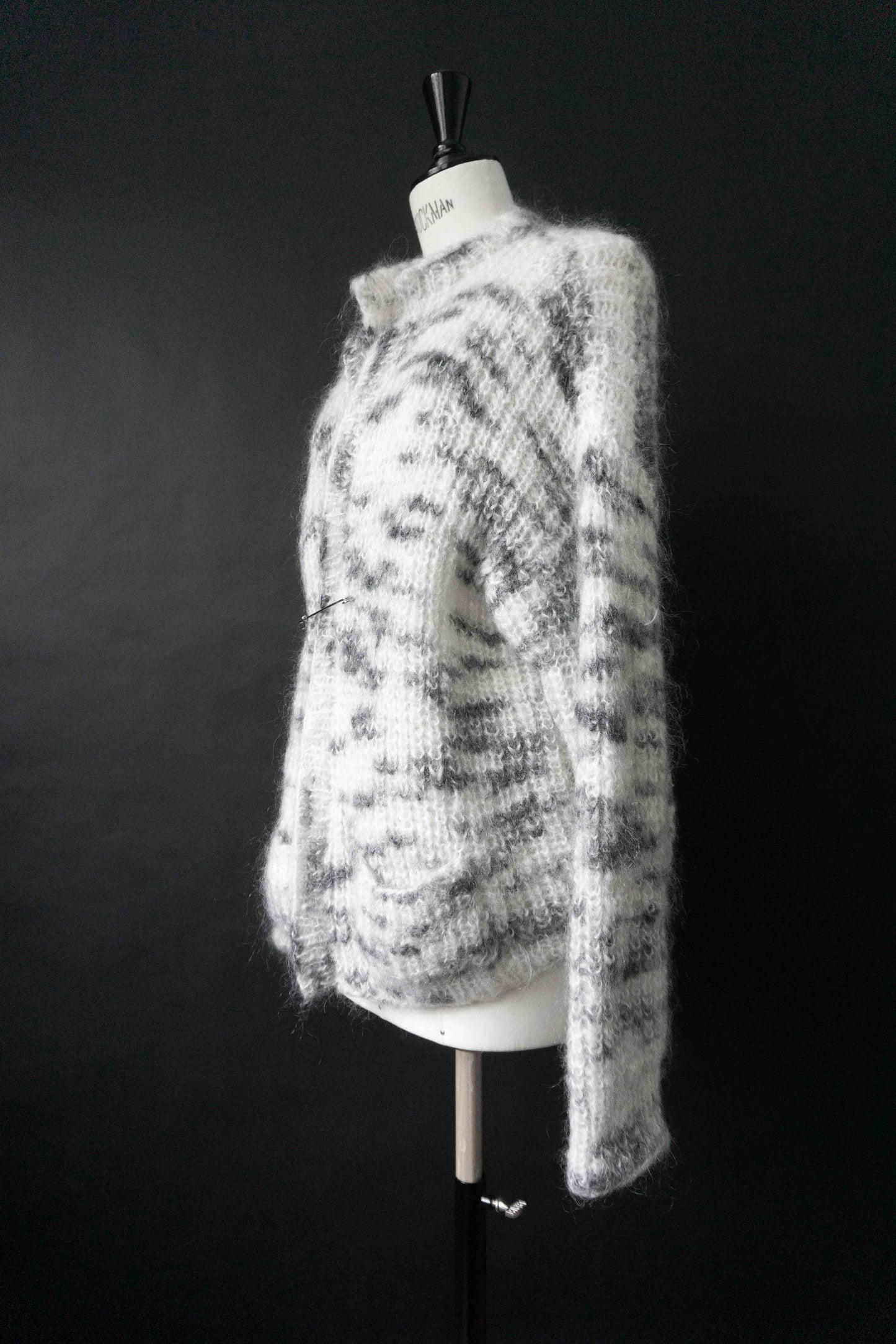 Handgestrickte graue Mohair Vintage Strickjacke mit Taschen und großer Sicherheitsnadel