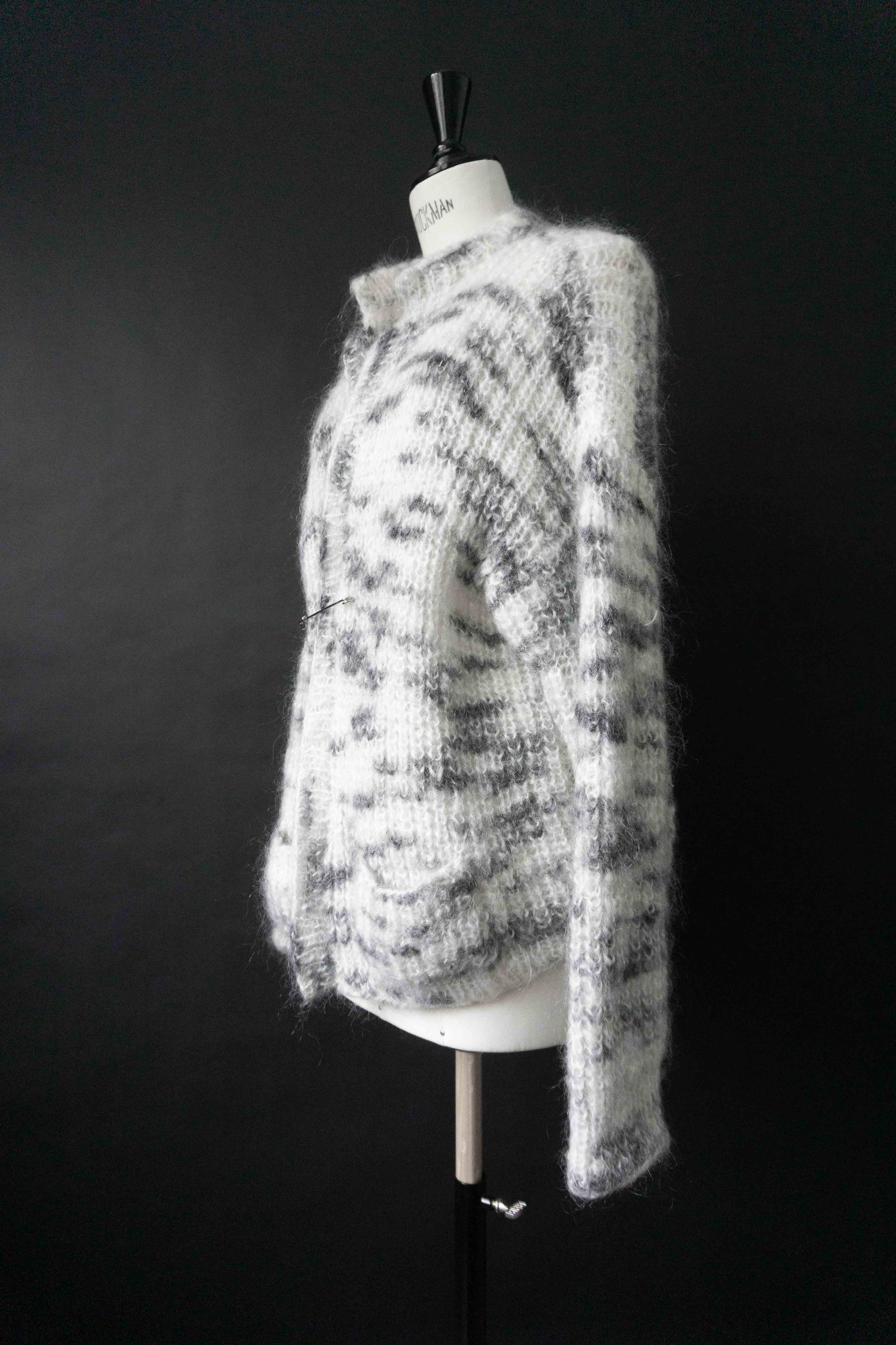 Handgestrickte graue Mohair Vintage Strickjacke mit Taschen und großer Sicherheitsnadel