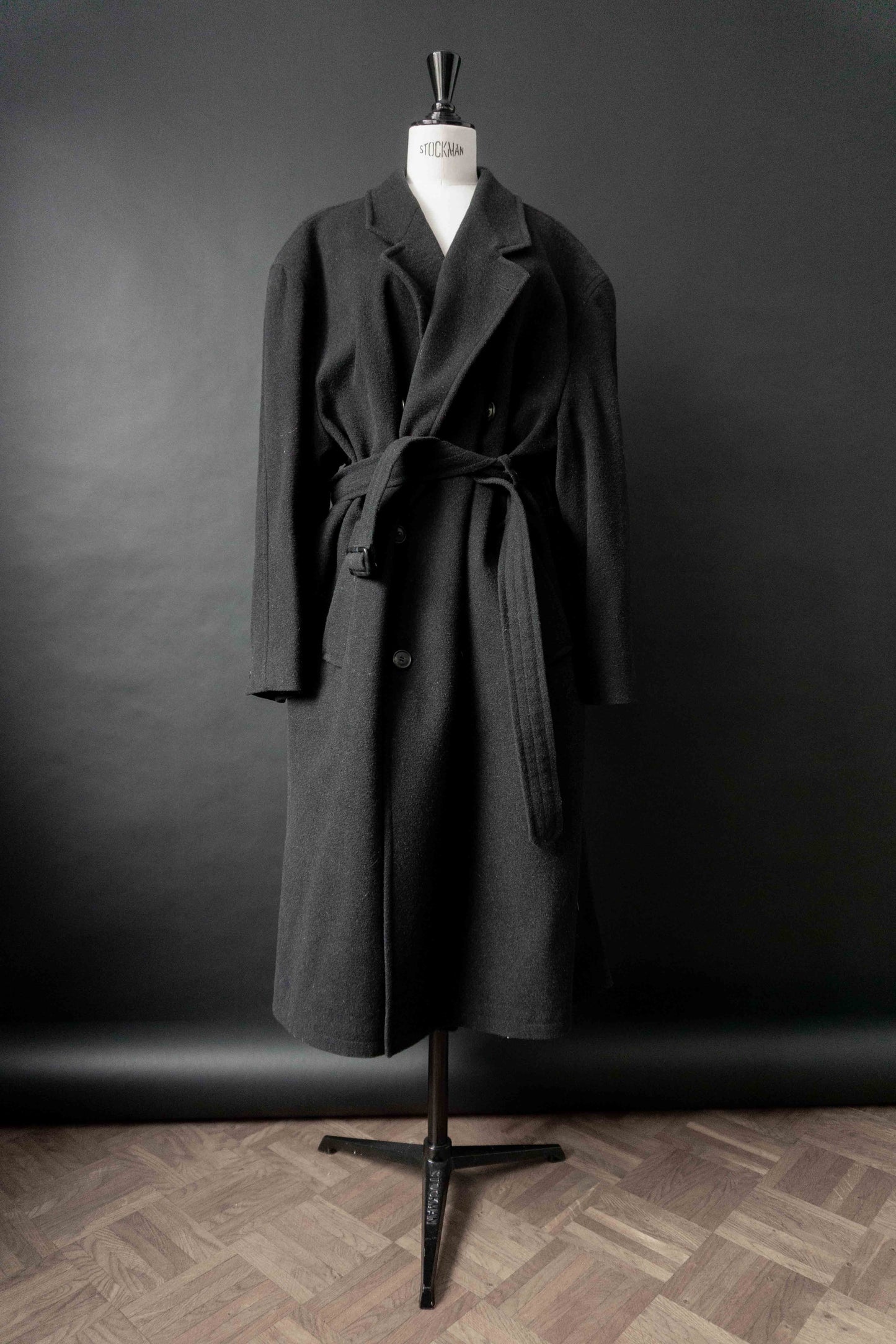 Dunkelgrauer Vintage Wollmantel aus Wolle aus den 80er Jahren mit Bindegürtel und Oversize-Schnitt
