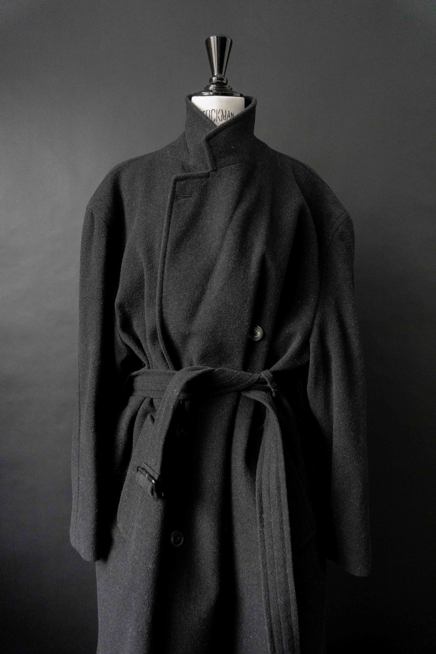 Dunkelgrauer Vintage Wollmantel aus Wolle aus den 80er Jahren mit Bindegürtel und Oversize-Schnitt
