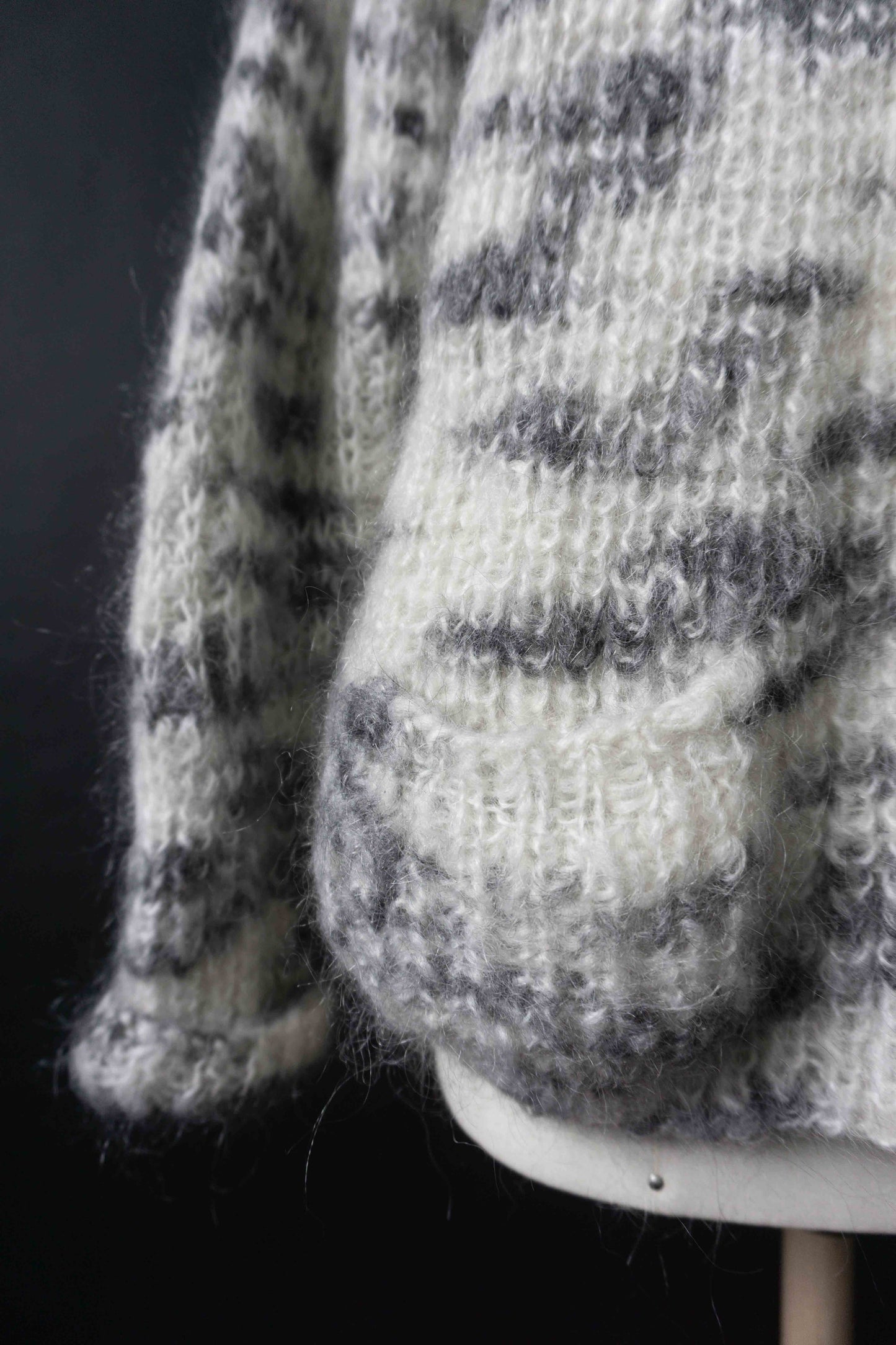 Handgestrickte graue Mohair Vintage Strickjacke mit Taschen und großer Sicherheitsnadel