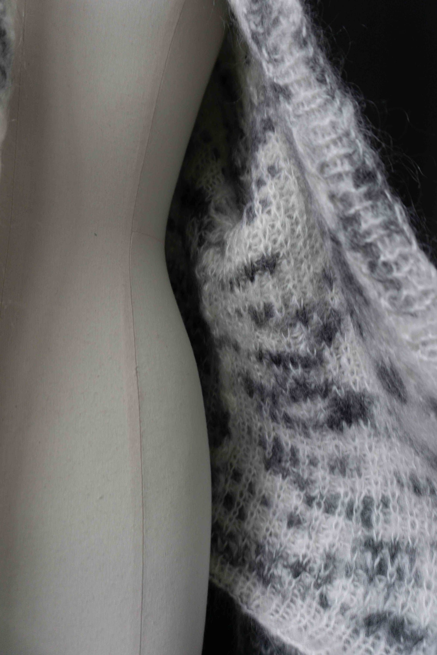 Handgestrickte graue Mohair Vintage Strickjacke mit Taschen und großer Sicherheitsnadel